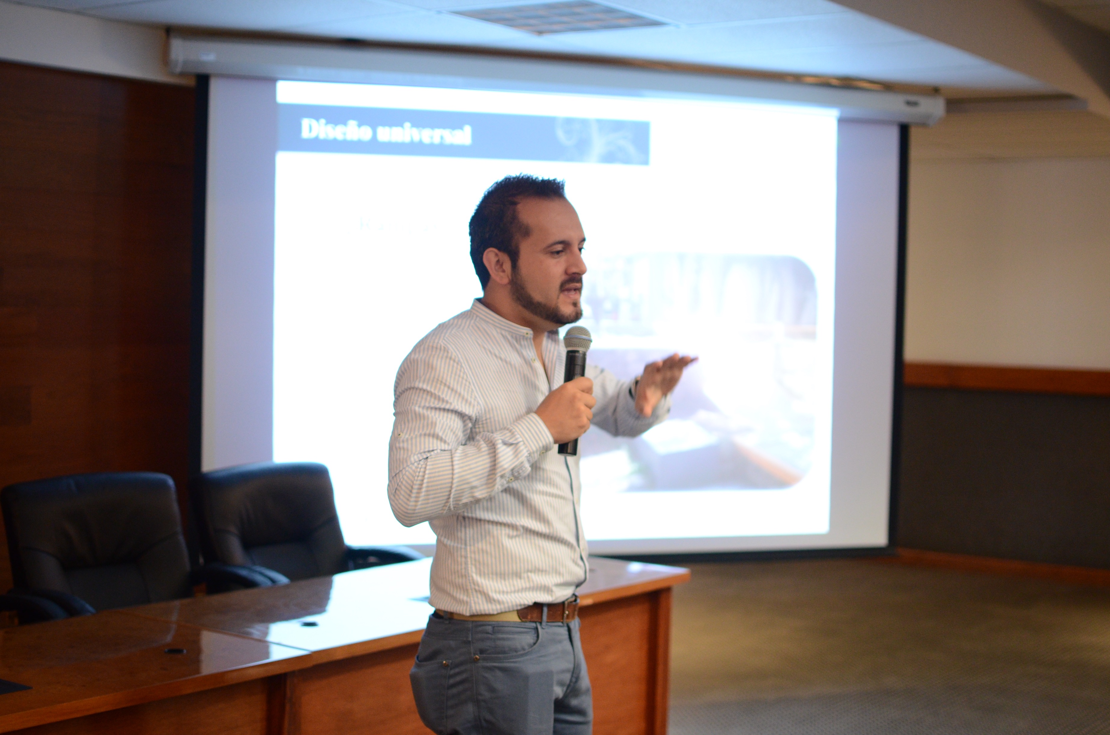Arq. Carlos Ramírez del programa de Universidad Incluyente dando mensaje sobre inclusión