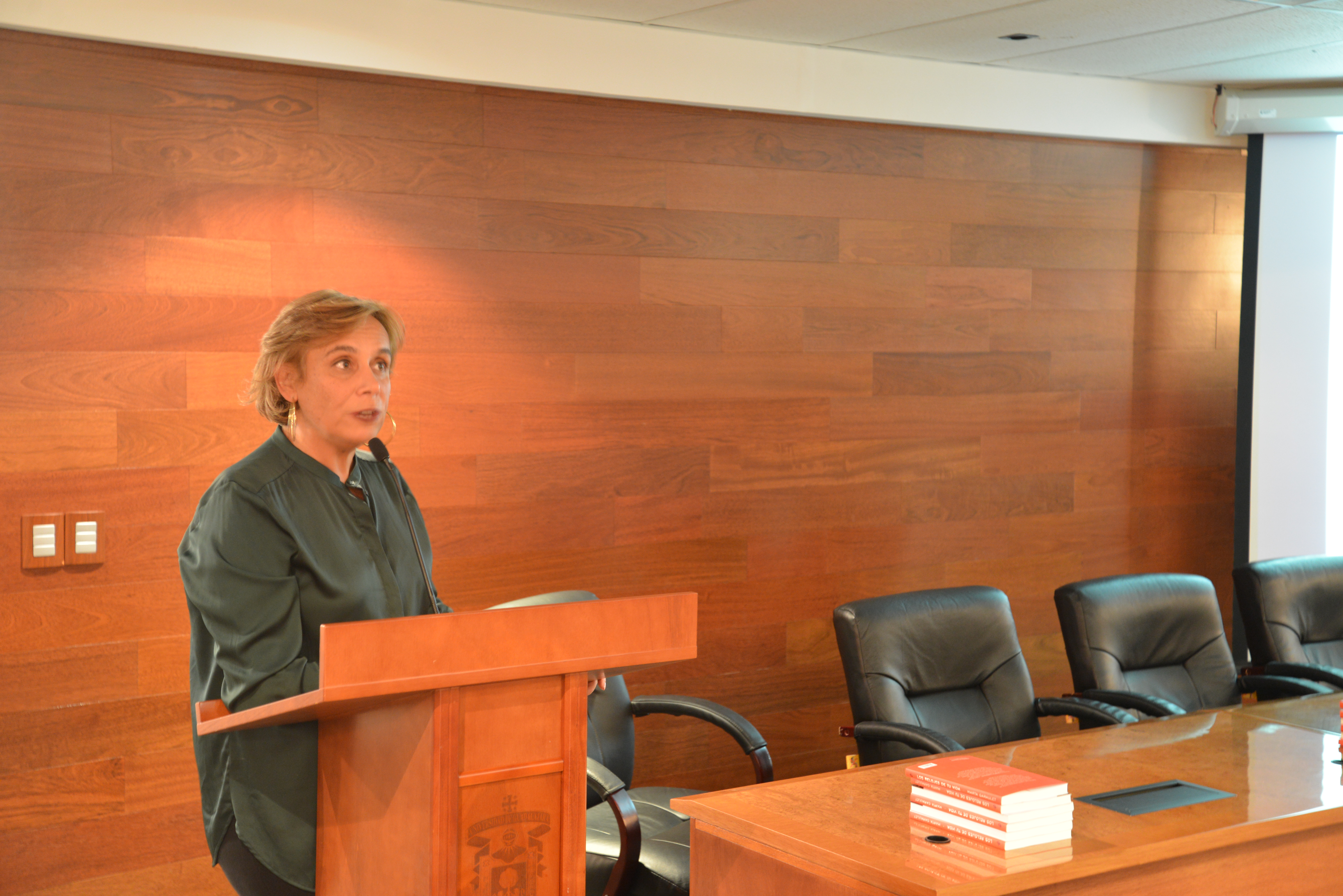 Dra. Marta Garaulet ofreciendo su conferencia desde el pódium