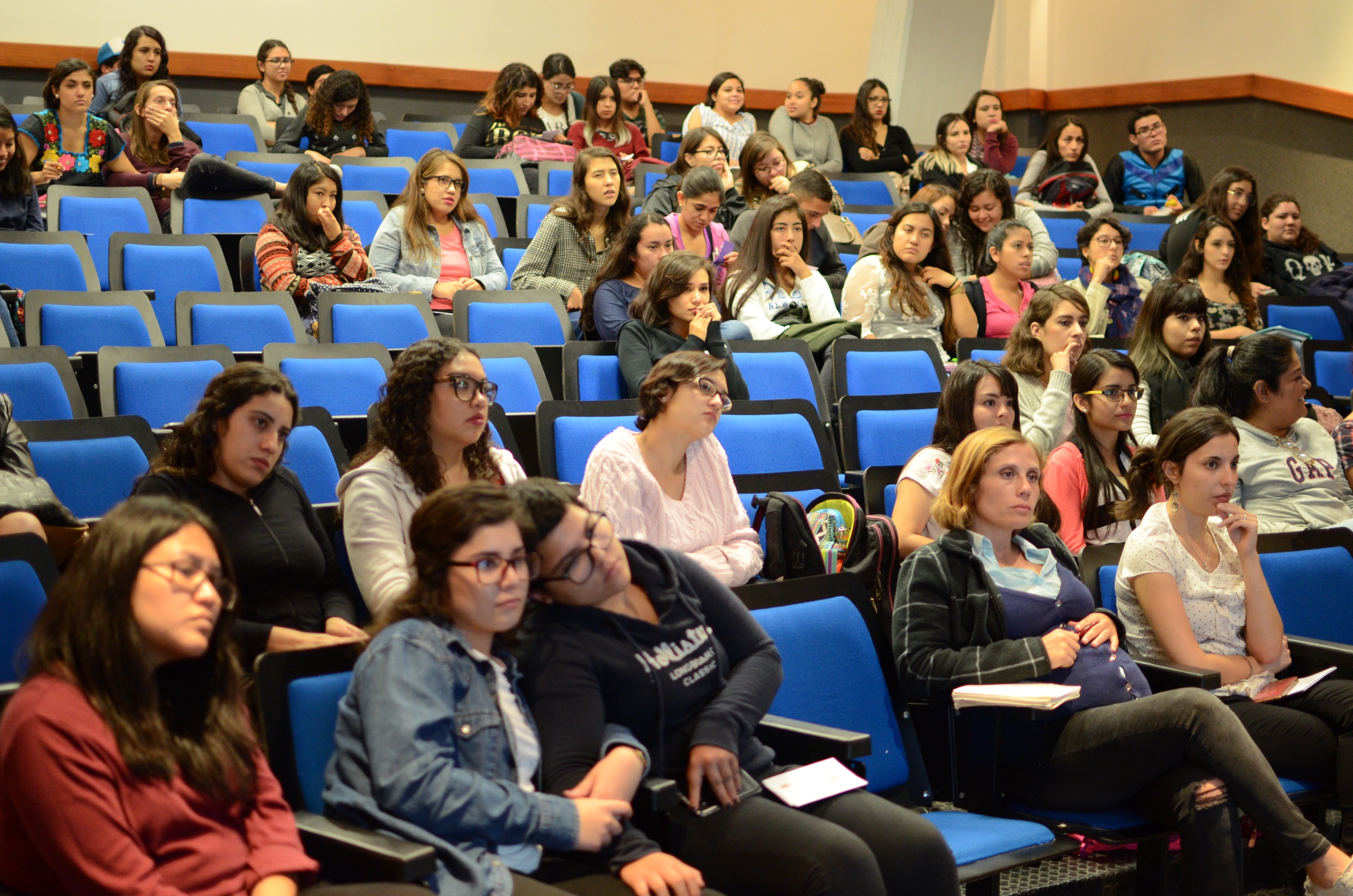 Estudiantes presentes en conferencia sobre Inclusión