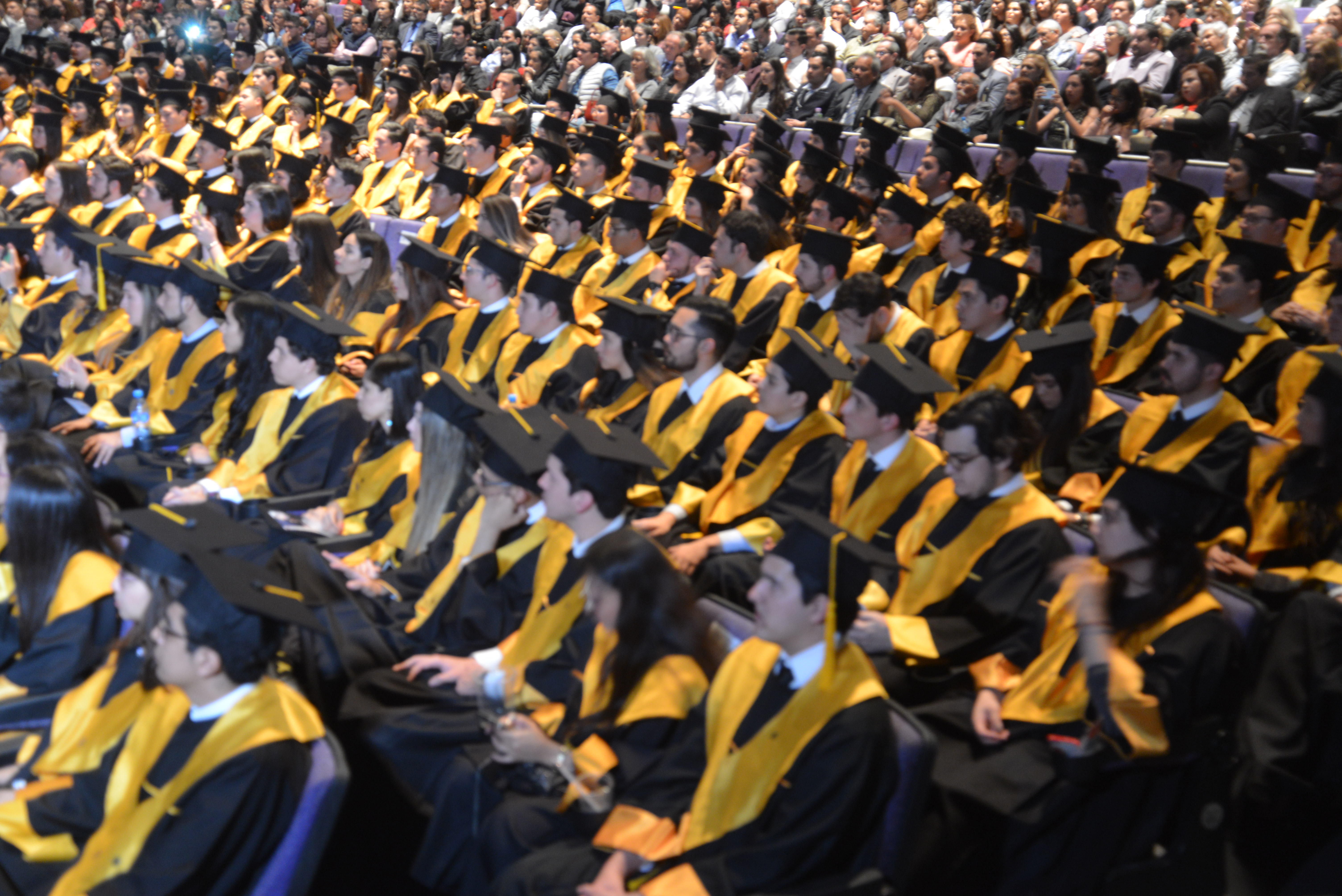 Vista panorámica de los graduados en el auditorio