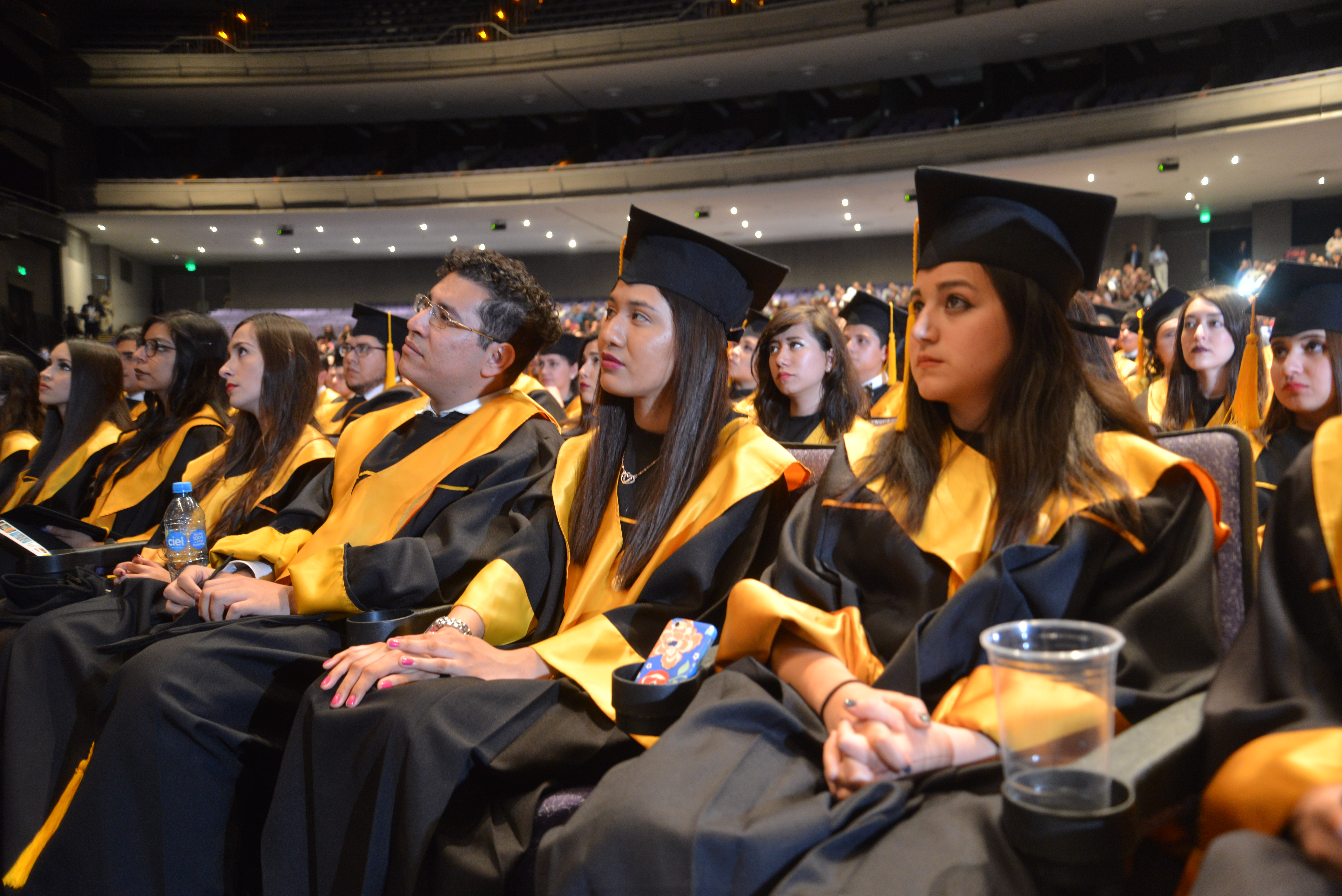 Alumnas graduadas, toma cerrada