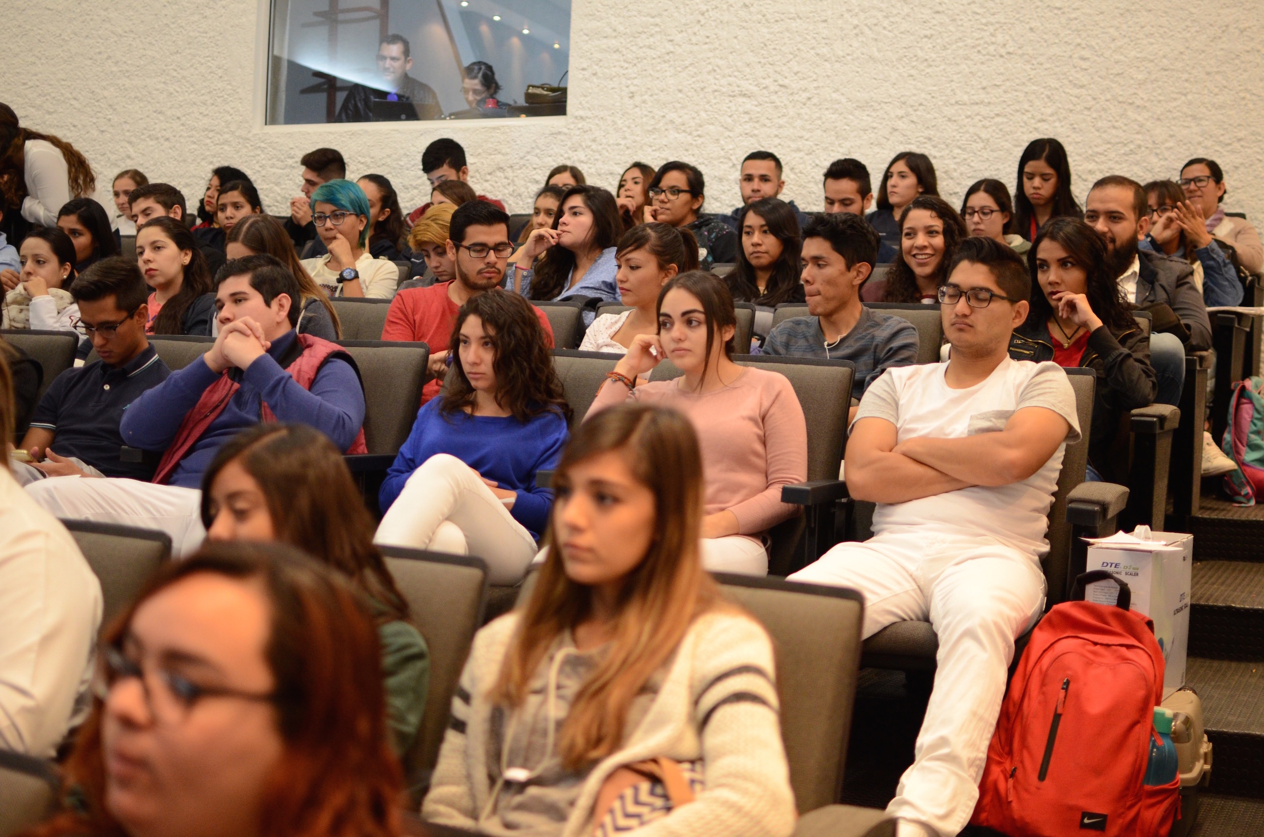 Académicos y estudiantes presentes en la Cátedra