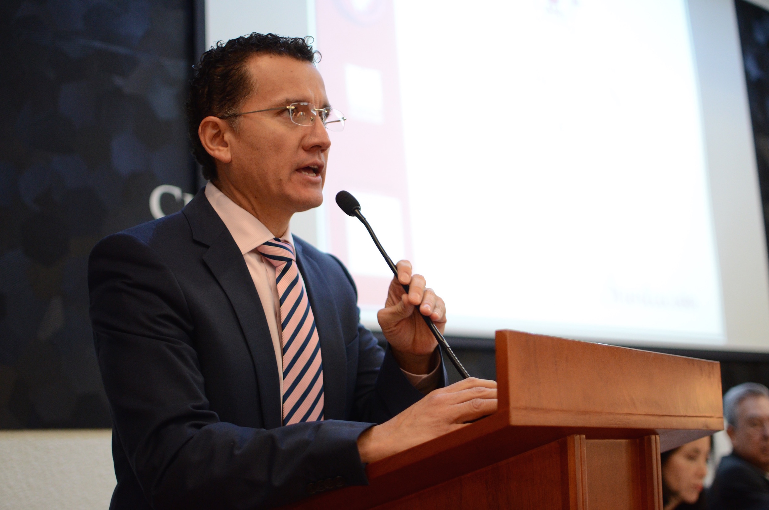 Dr. Eduardo Gómez Sánchez, director de la División de Disciplinas Básicas para la Salud, tomando la palabra durante el acto inaugural de la Cátedra