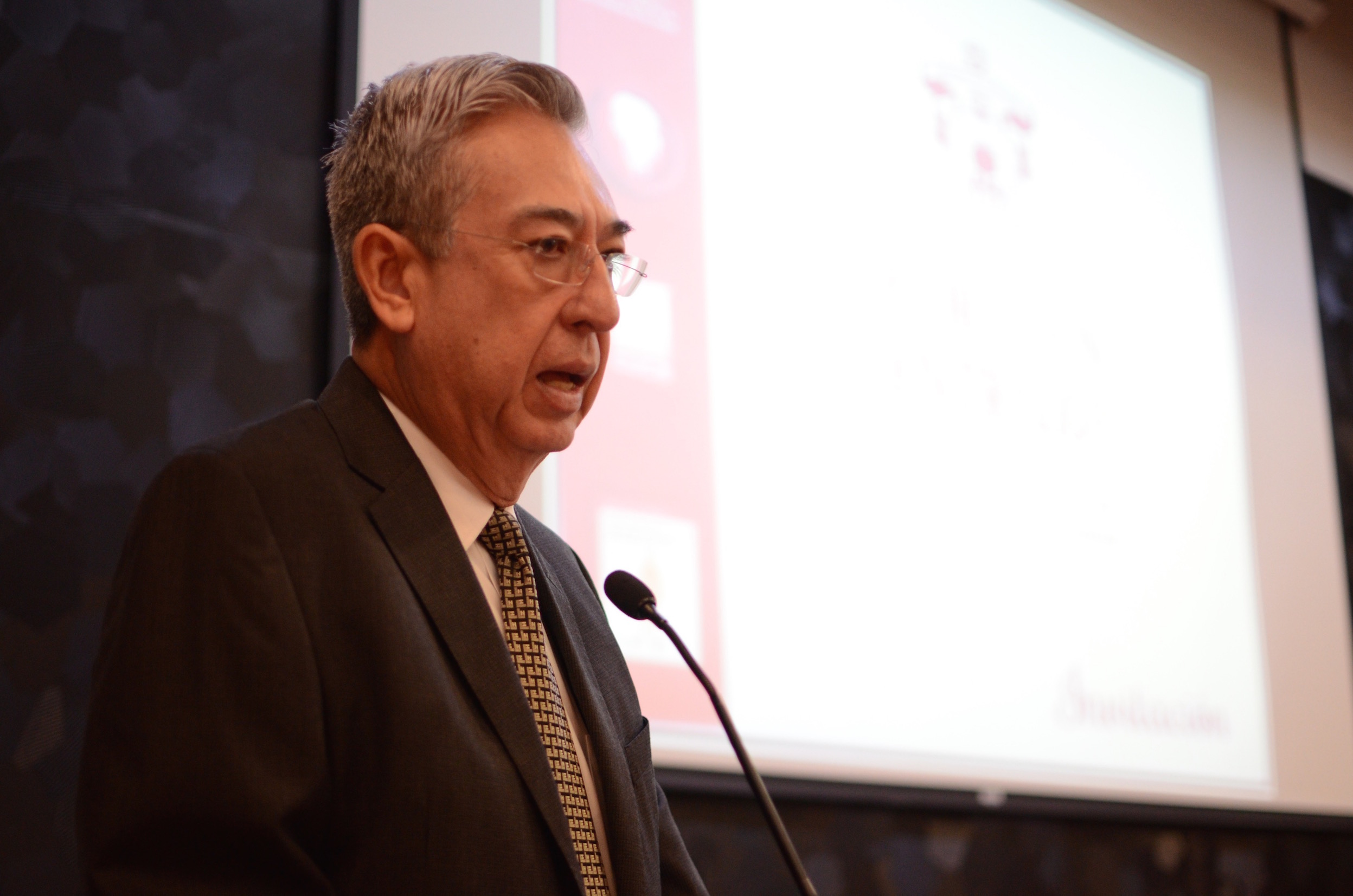 Dr. Rogelio Zambrano Guzmán, secretario Académico del CUCS inaugurando la Cátedra Pedro Laín Entralgo