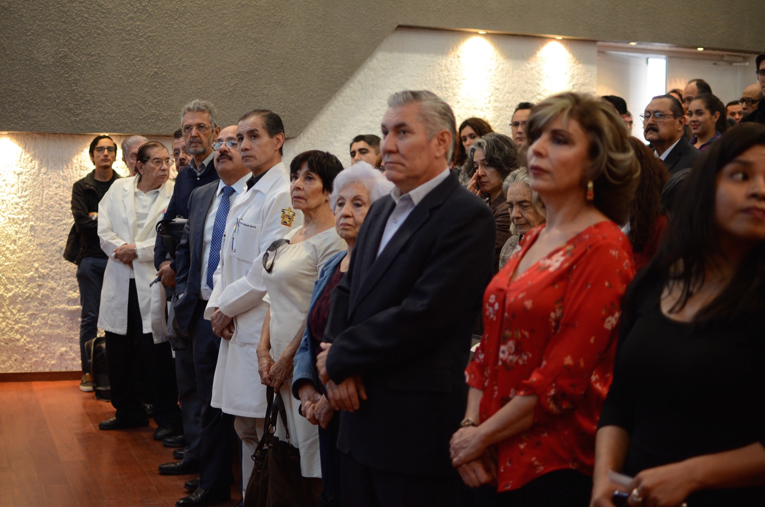 Miembros de auditorio de pie, durante la declaratoria inaugural de la Cátedra