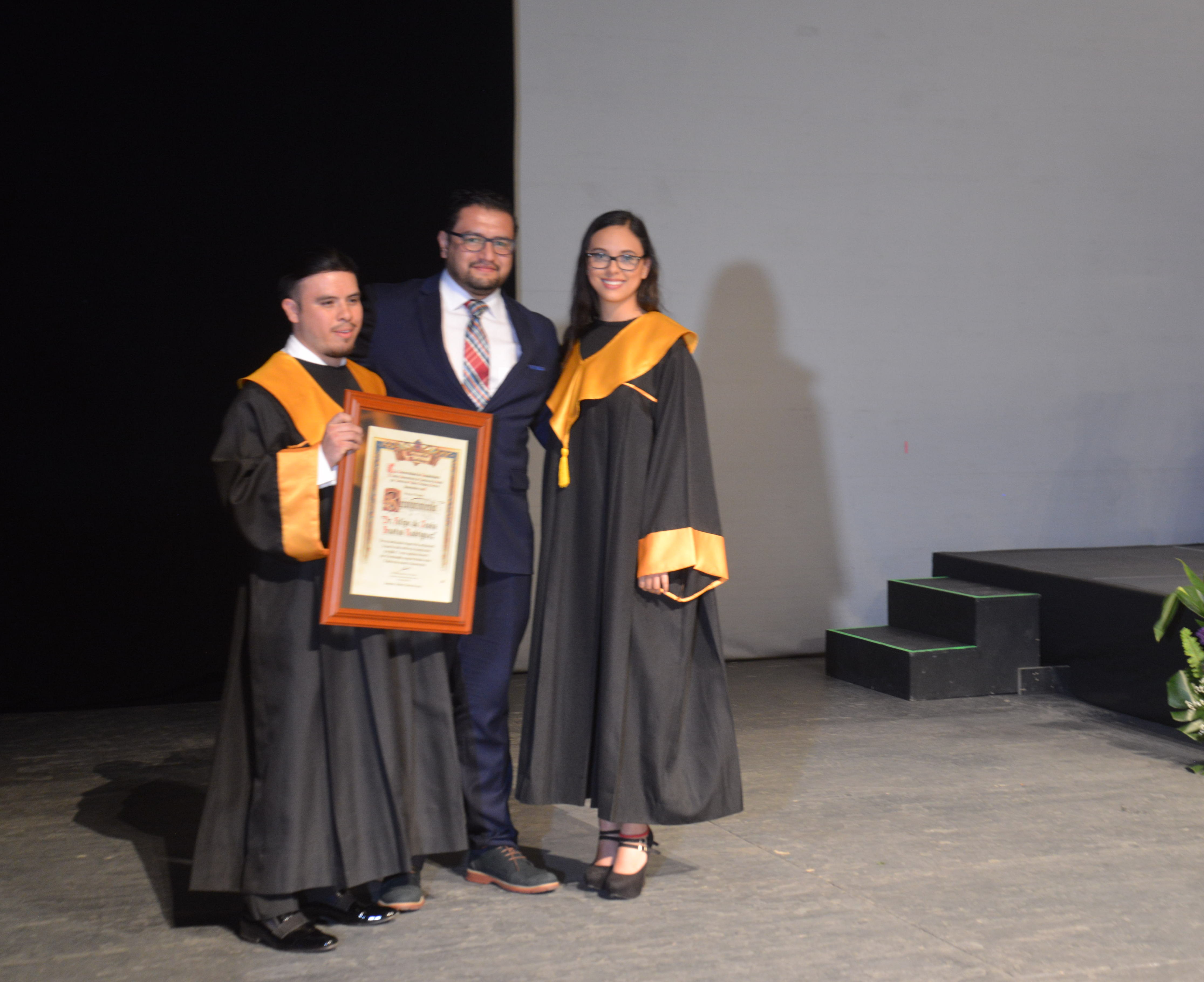 Padrino de la Generación posando con dos de sus ahijadas 