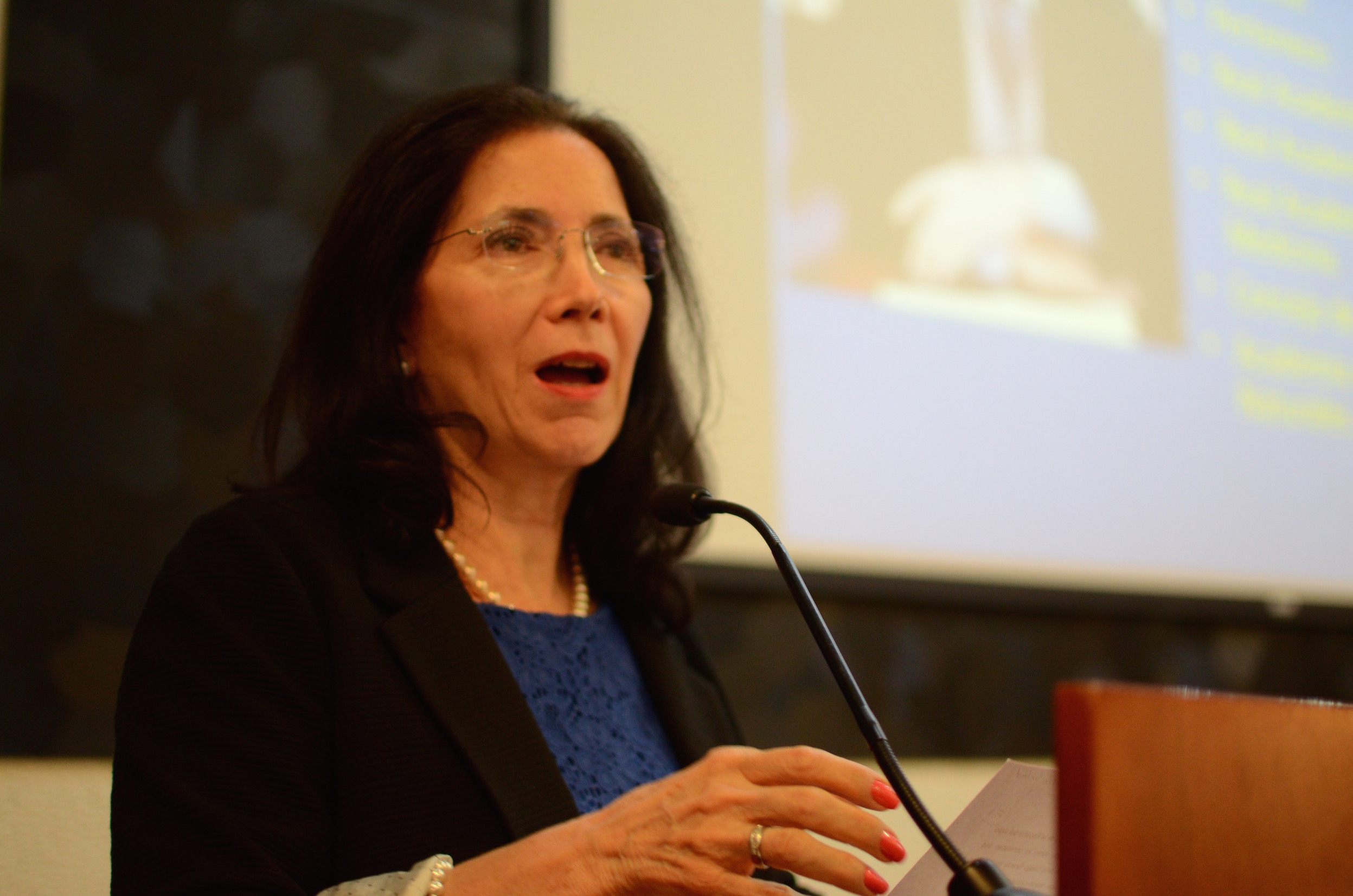 Dra. Martha Eugenia Rodríguez, jefa del Departamento de Historia y Filosofía de la Medicina de la UNAM, dictando conferencia magistral