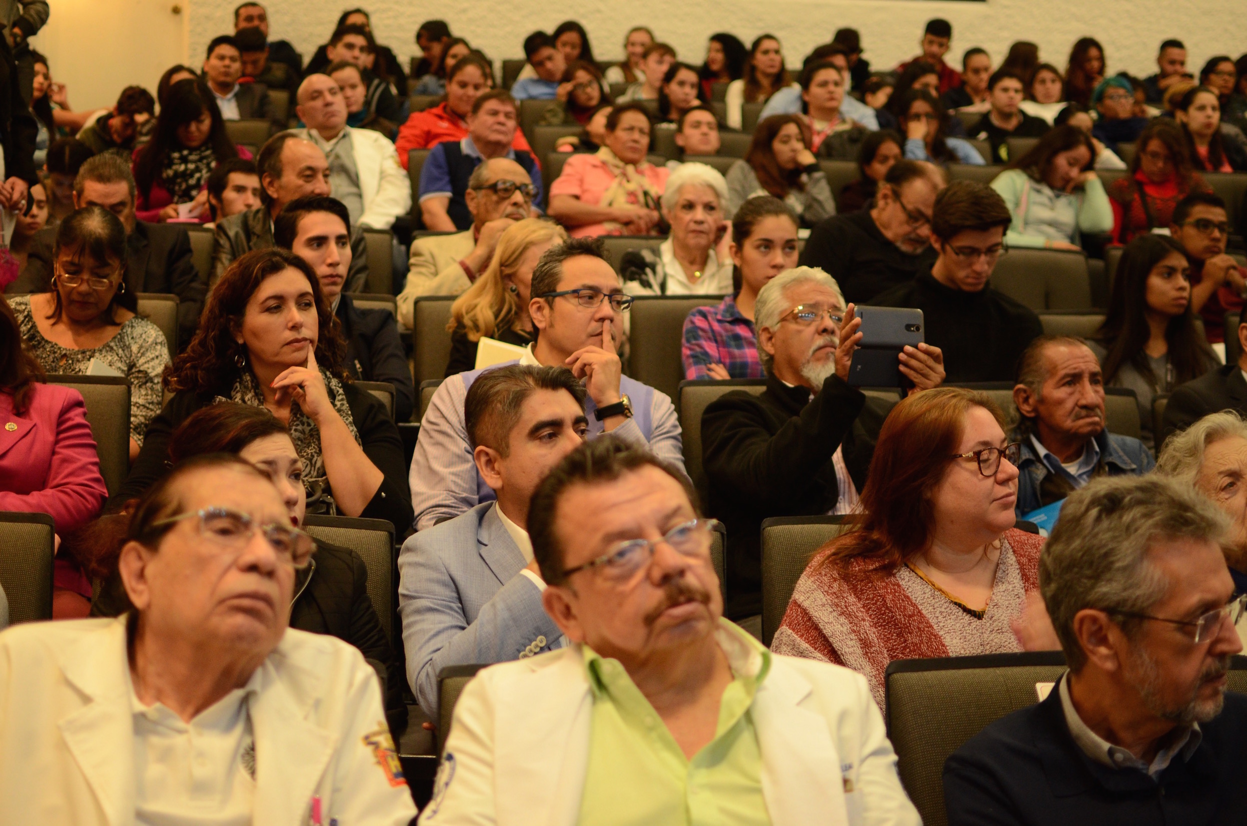 Profesores y alumnos asistentes a la Cátedra