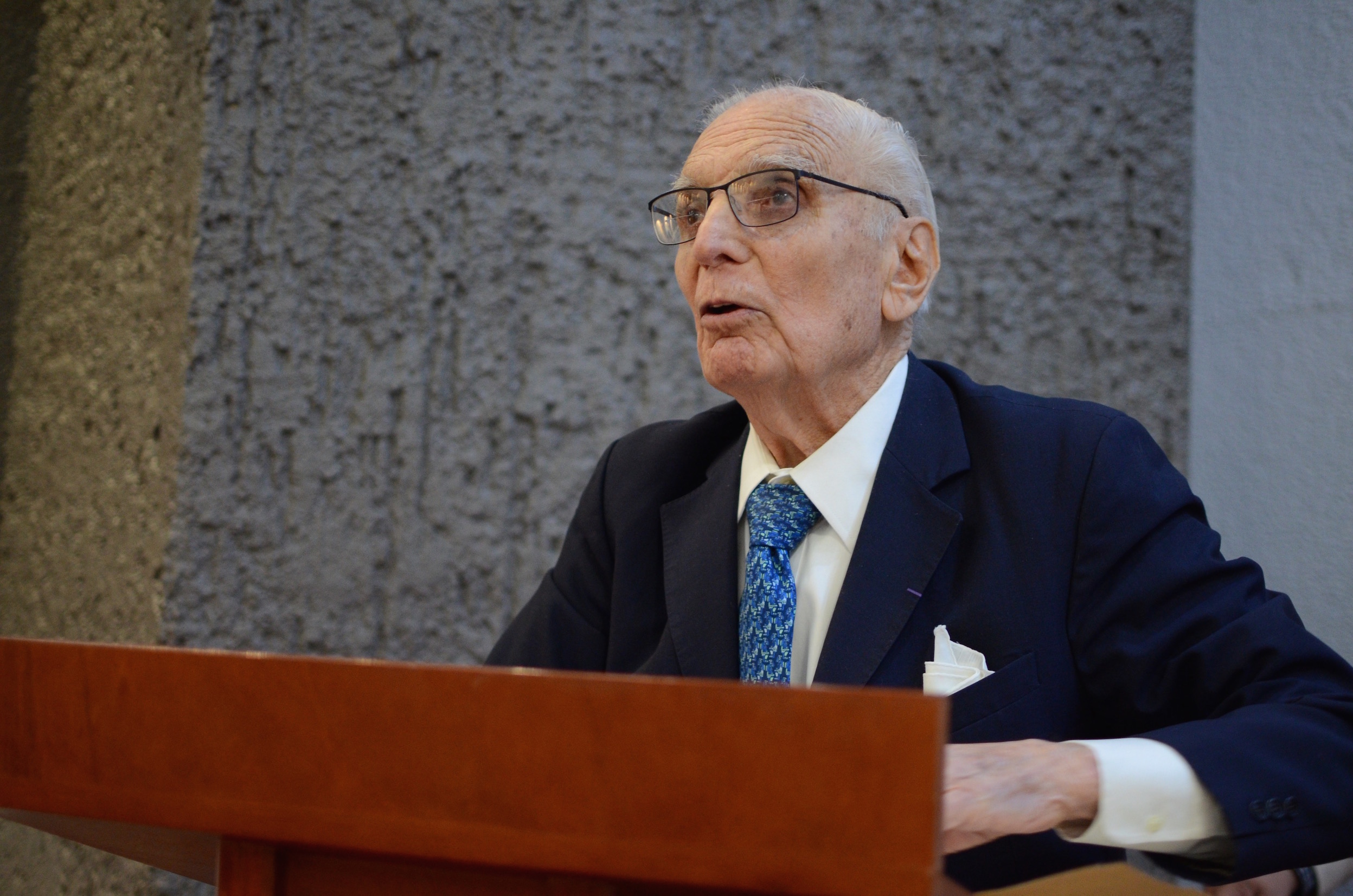 Dr. Gabriel Ayala y de Landero, ginecobstetra jubilado del OPD Hospital Civil, dictando conferencia magistral