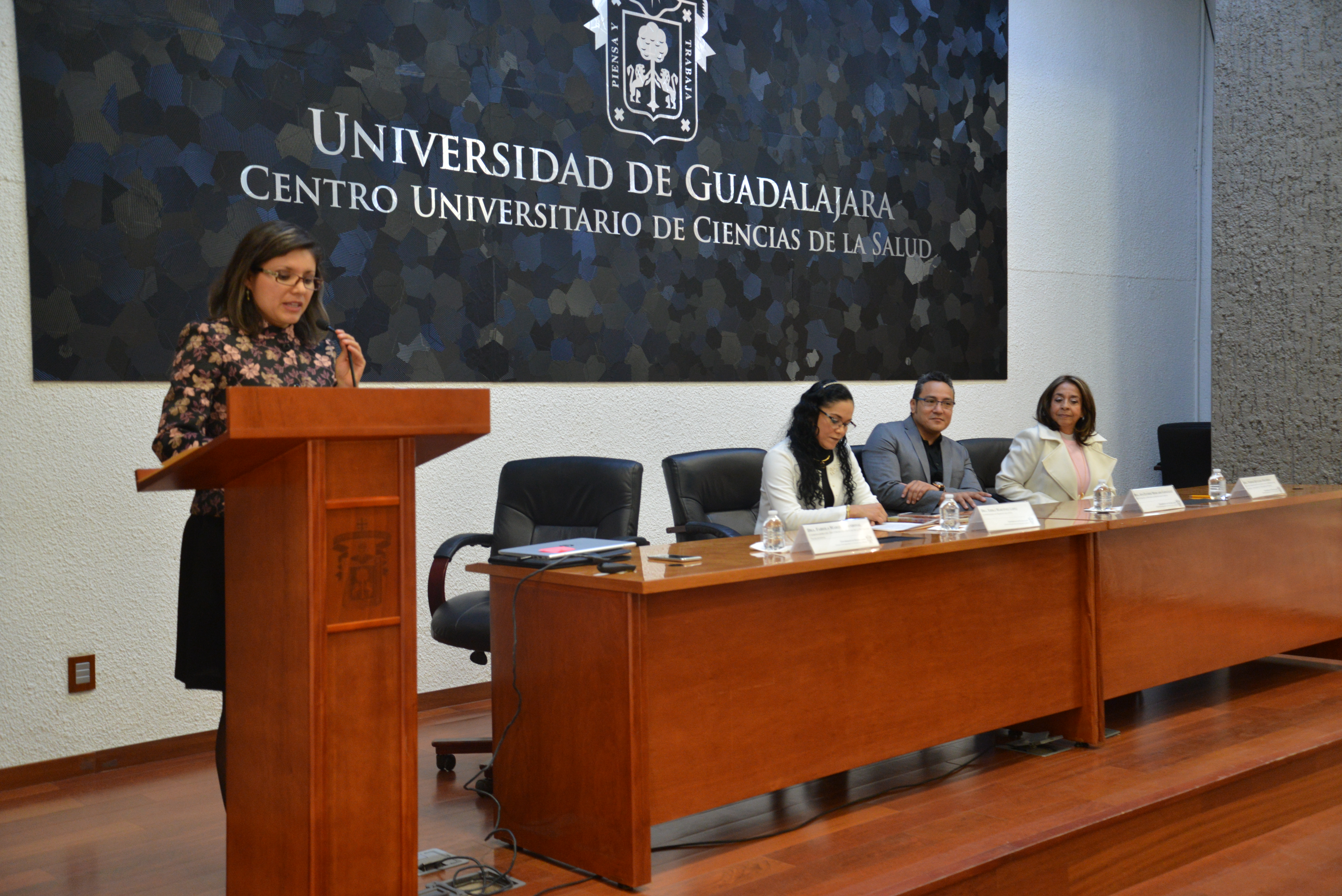 Dra. Fabiola Márquez en el podium y atrás los miembros del presídium
