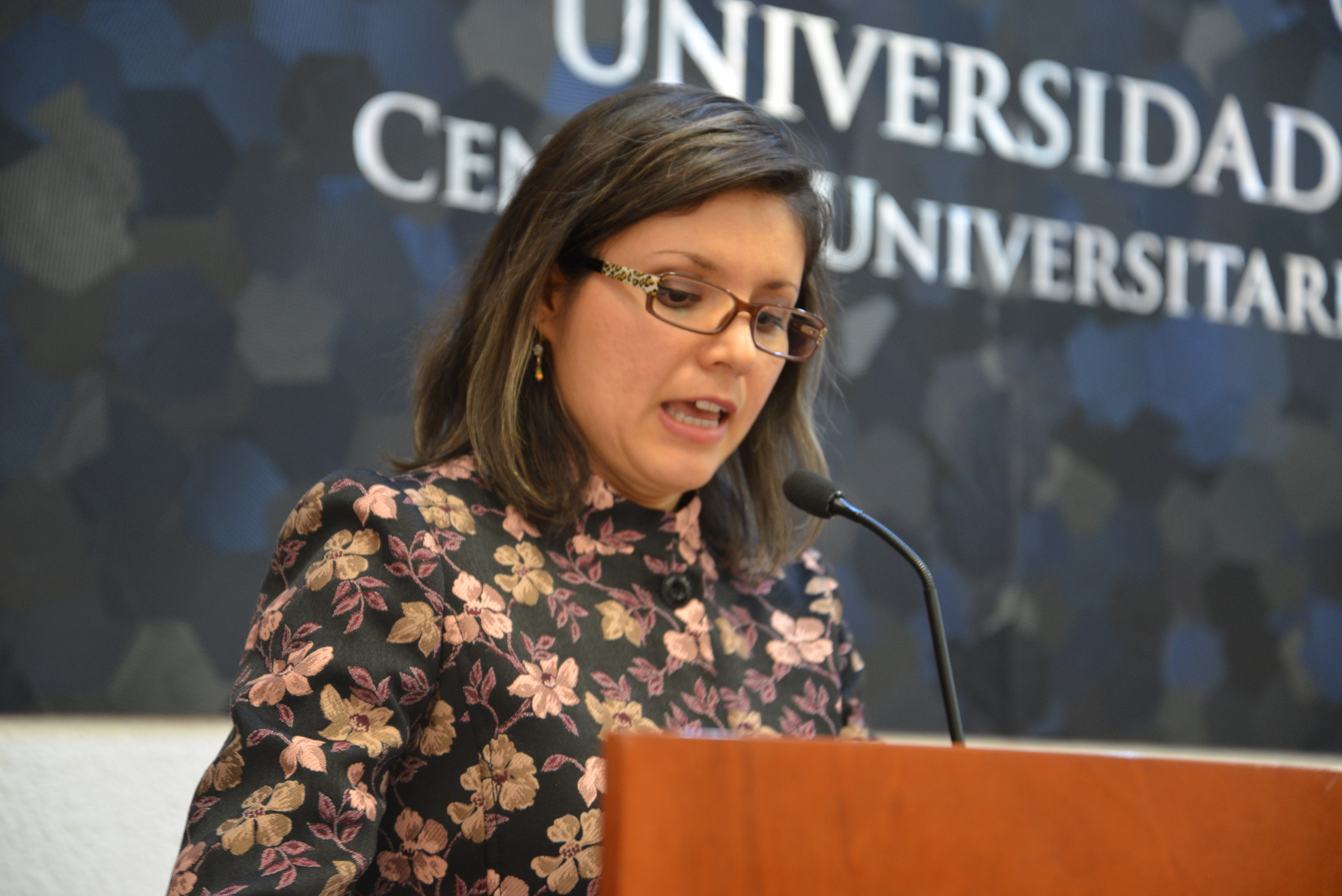 Dra. Fabiola Márquez Sandoval al micrófono ofreciendo discurso