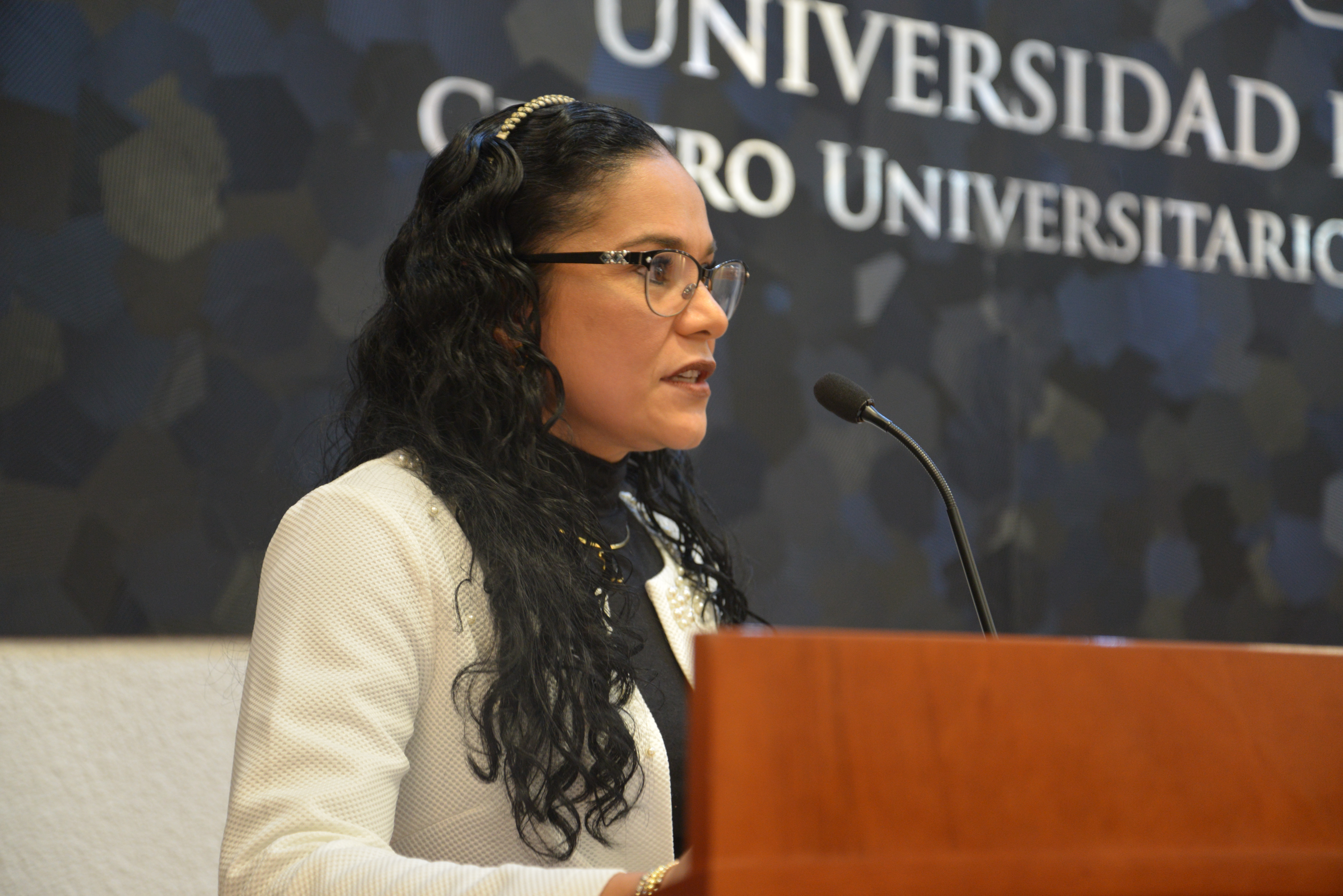 Dra. Érica Martínez, ofreciendo discurso