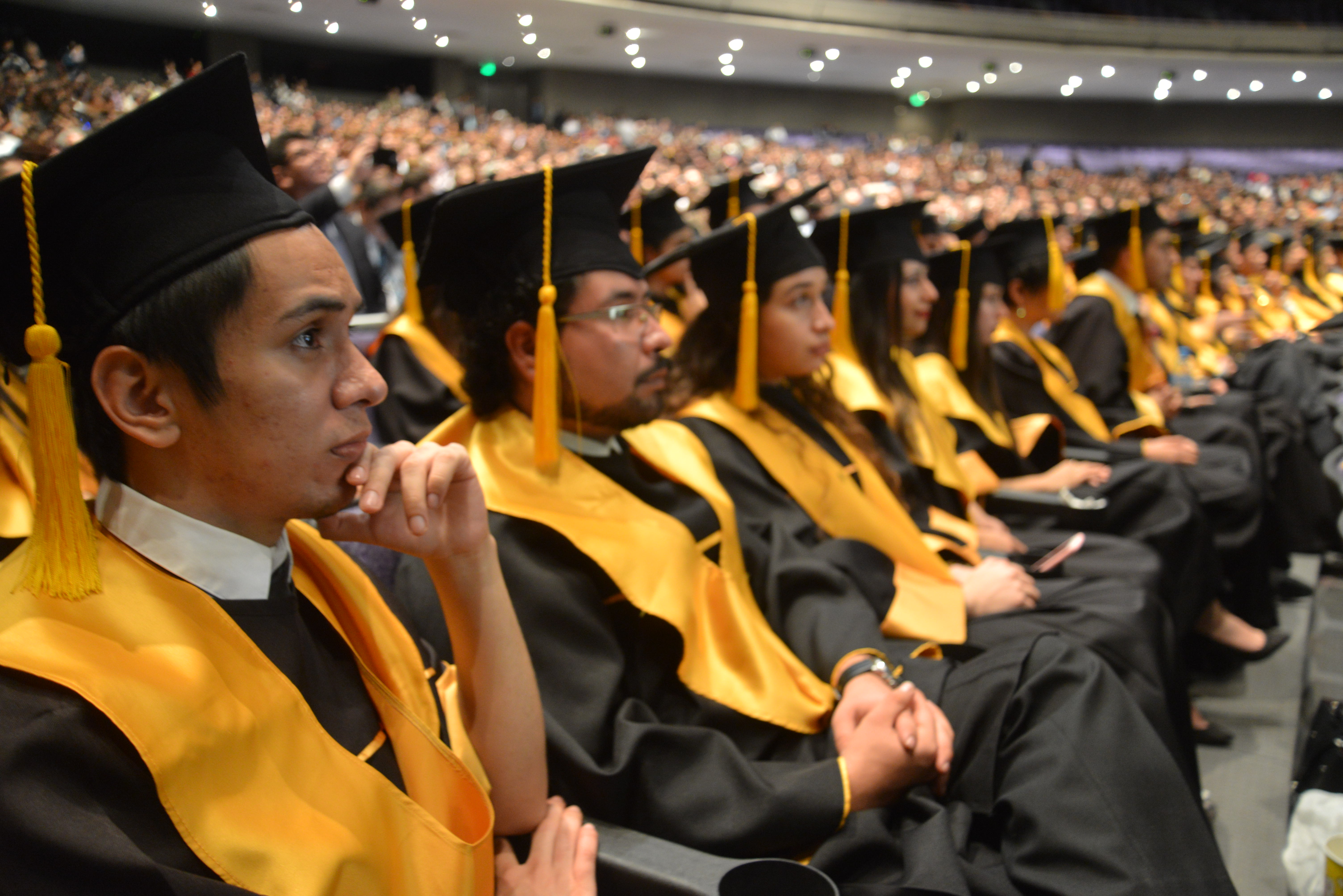 Alumnos graduados, toma cerrada