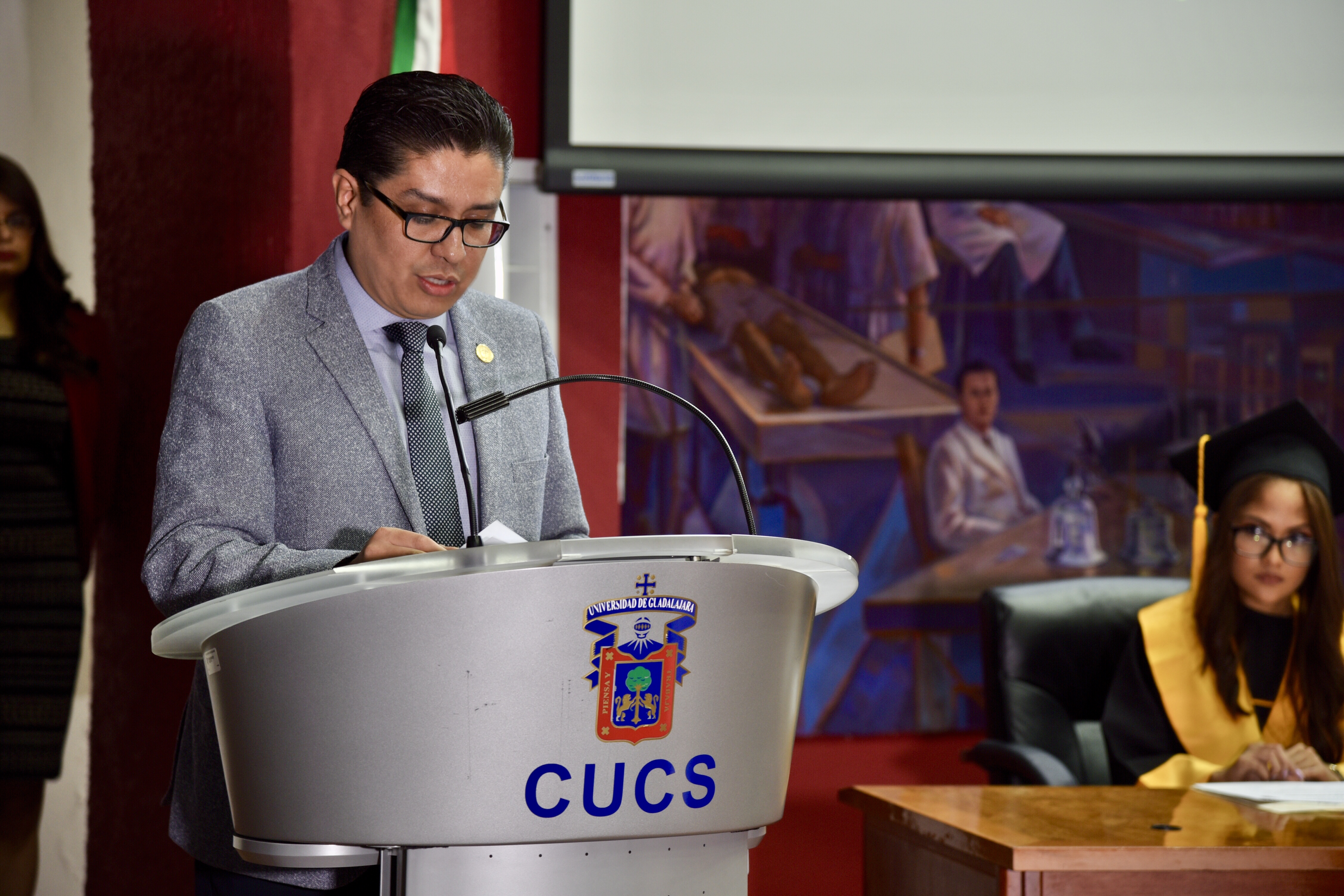 Rector del CUCS ofreciendo mensaje a graduados