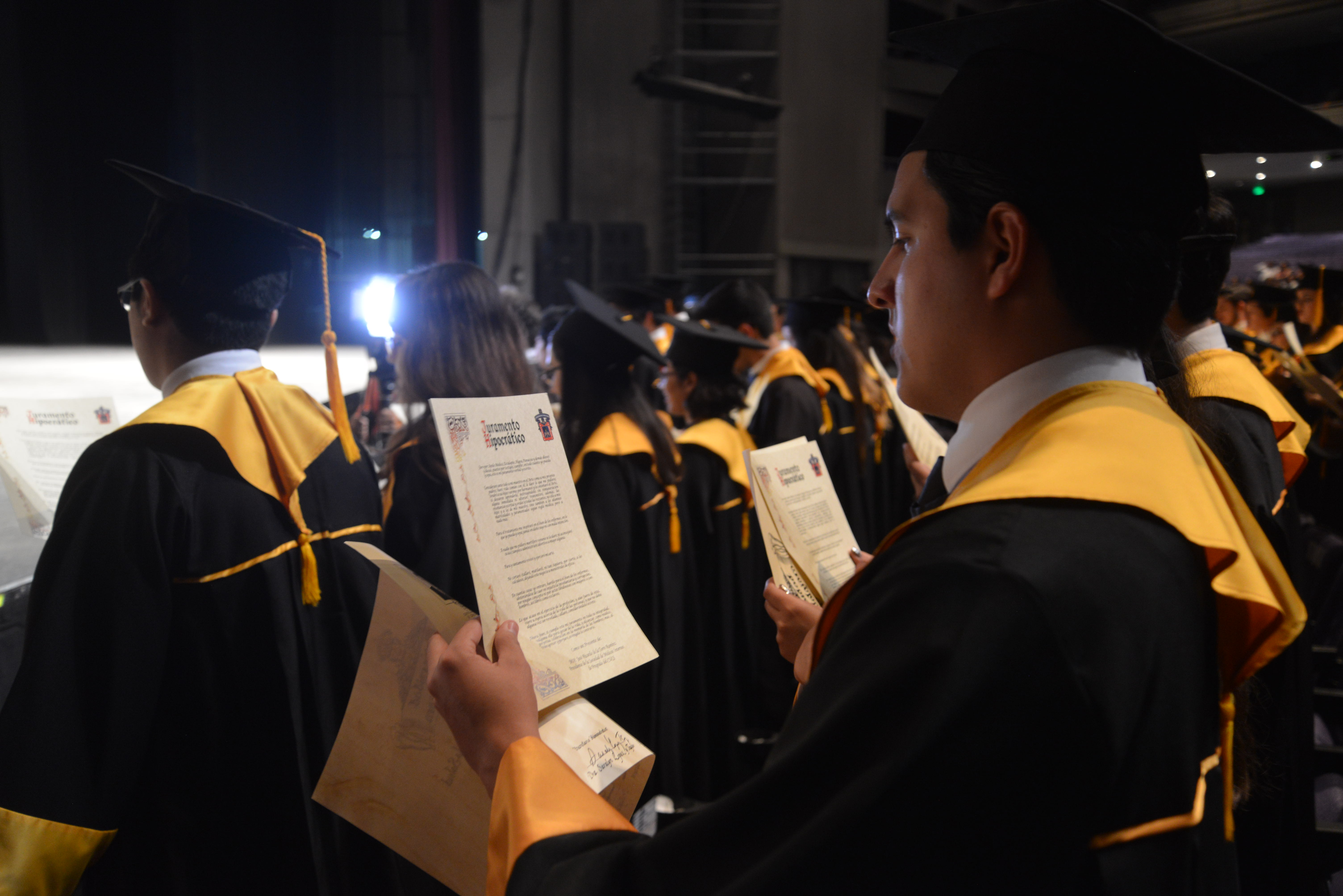 Graduados leyendo el Juramento Hipocrático