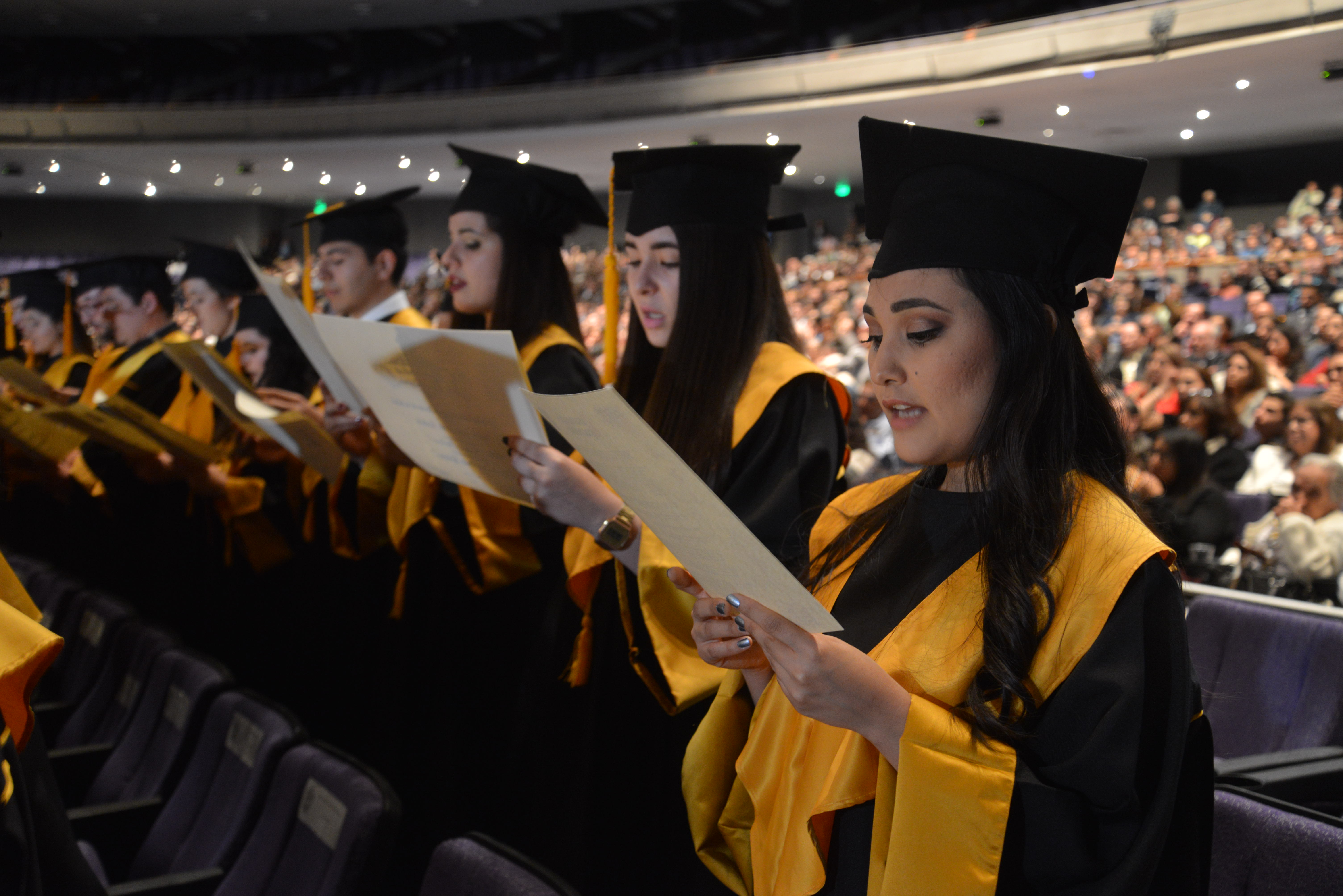 Graduados leyendo el Juramento Hipocrático