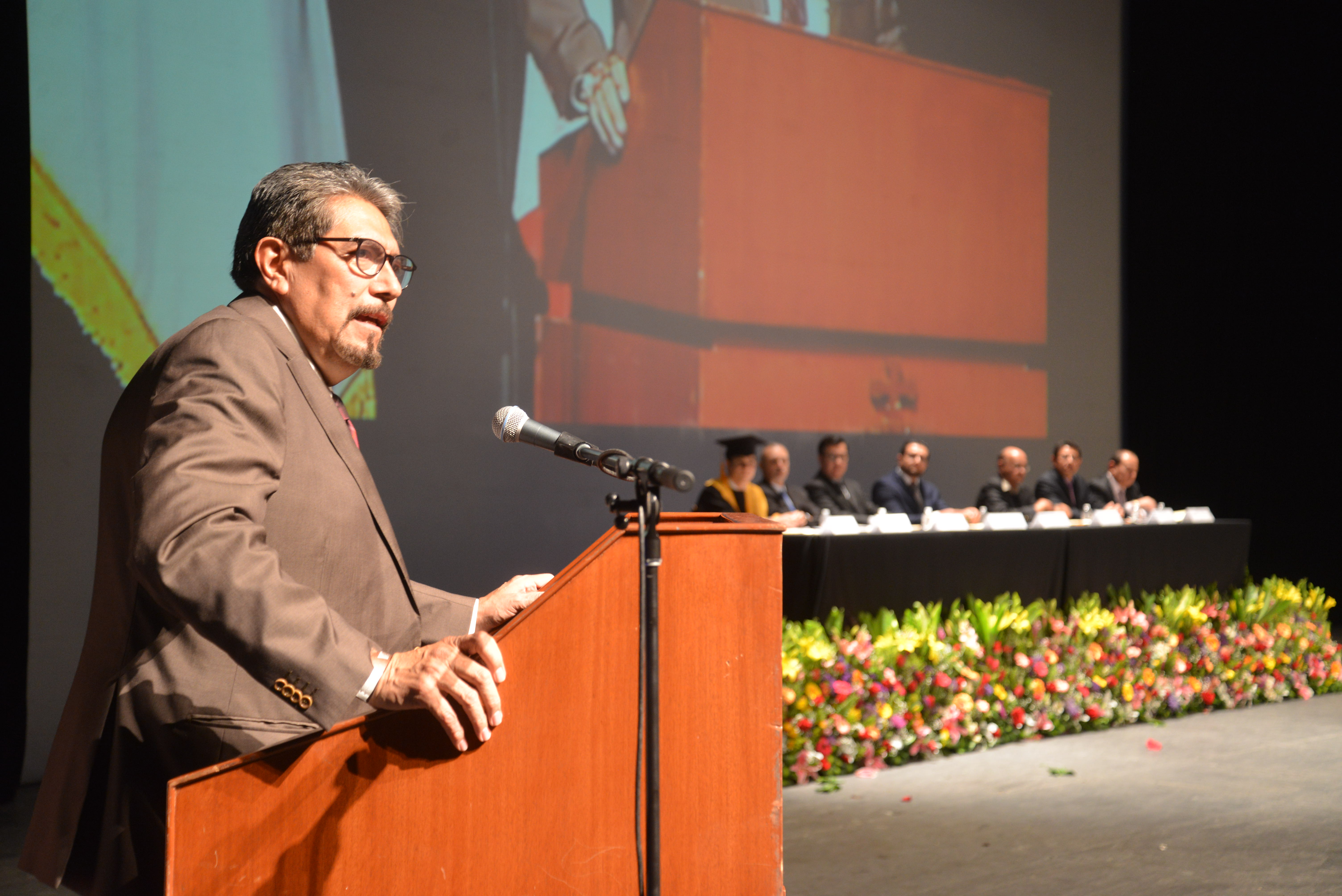 Dr. Víctor Manuel Lara, al micrófono en el pódium