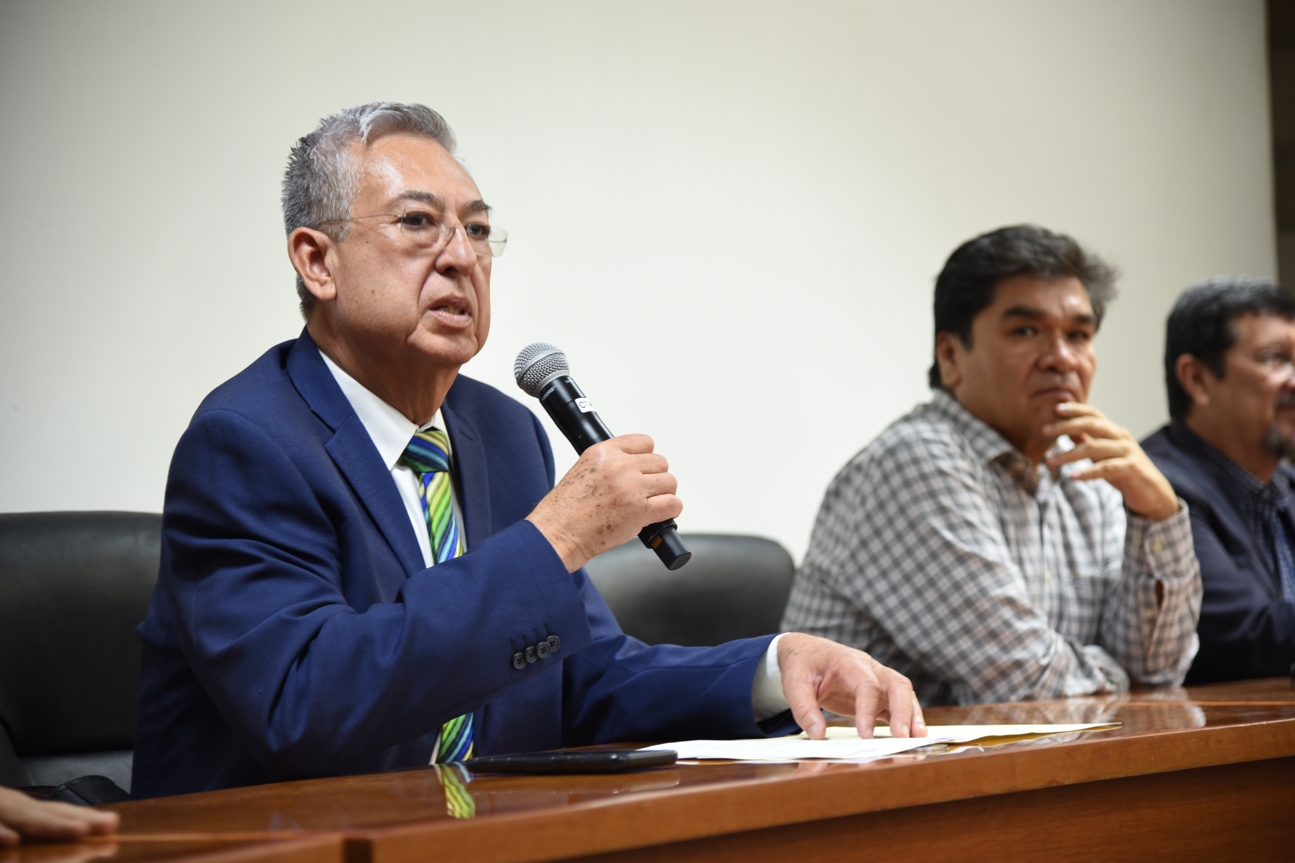 Dr. Rogelio Zambrano dando palabras de bienvenida e inauguración