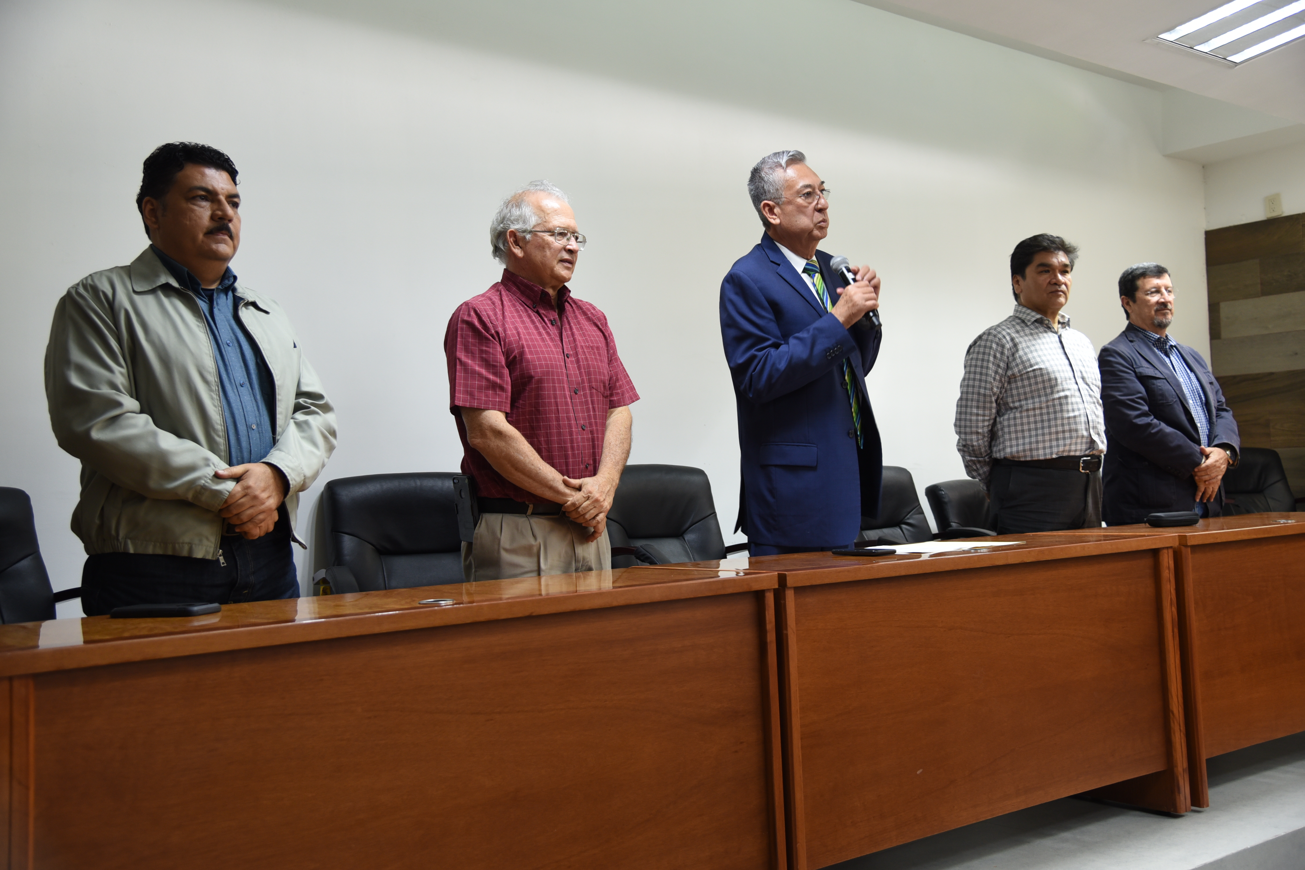 Dr. Rogelio Zambrano inaugurando el Seminario