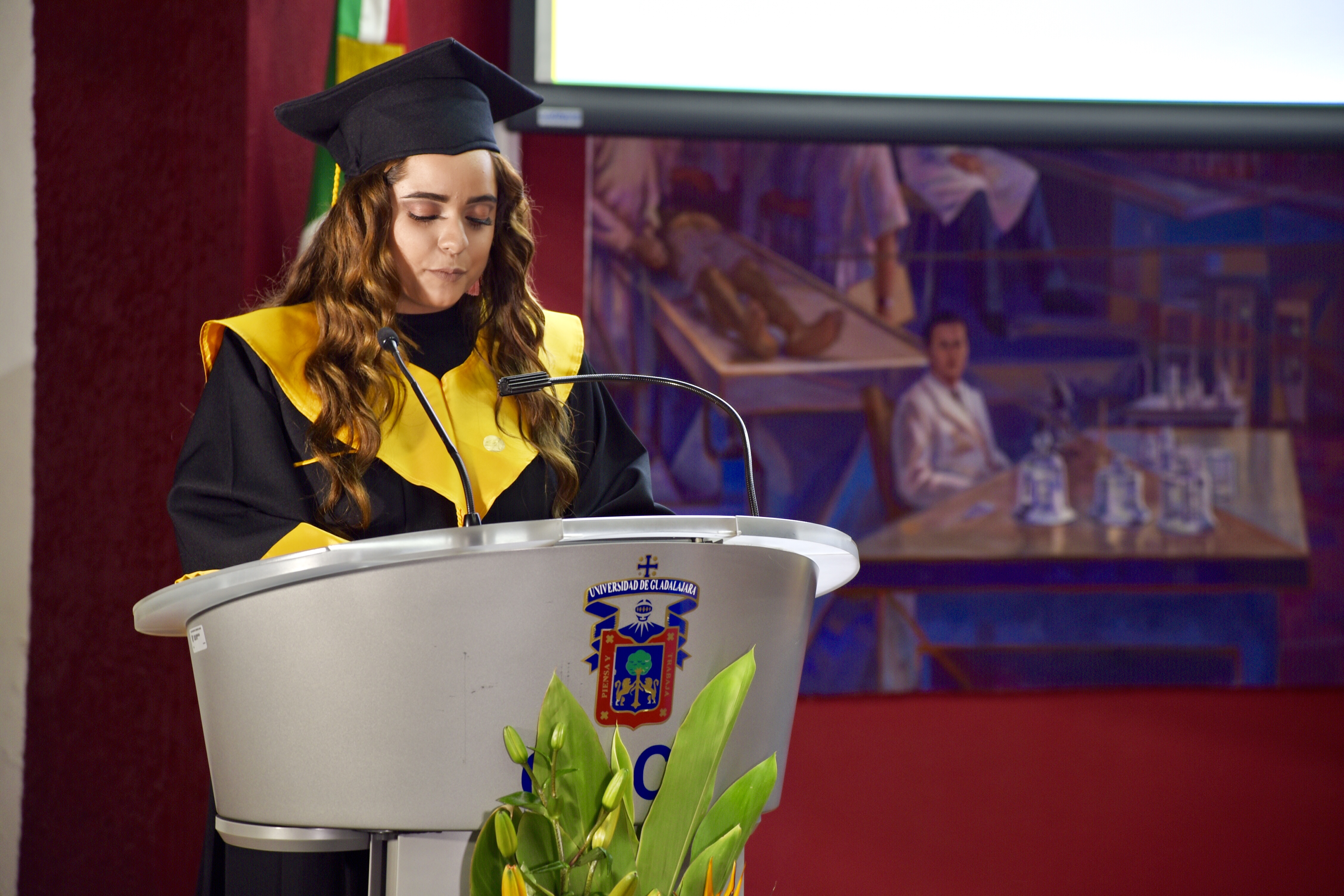 Representante de Generación ofreciendo mensaje a graduados