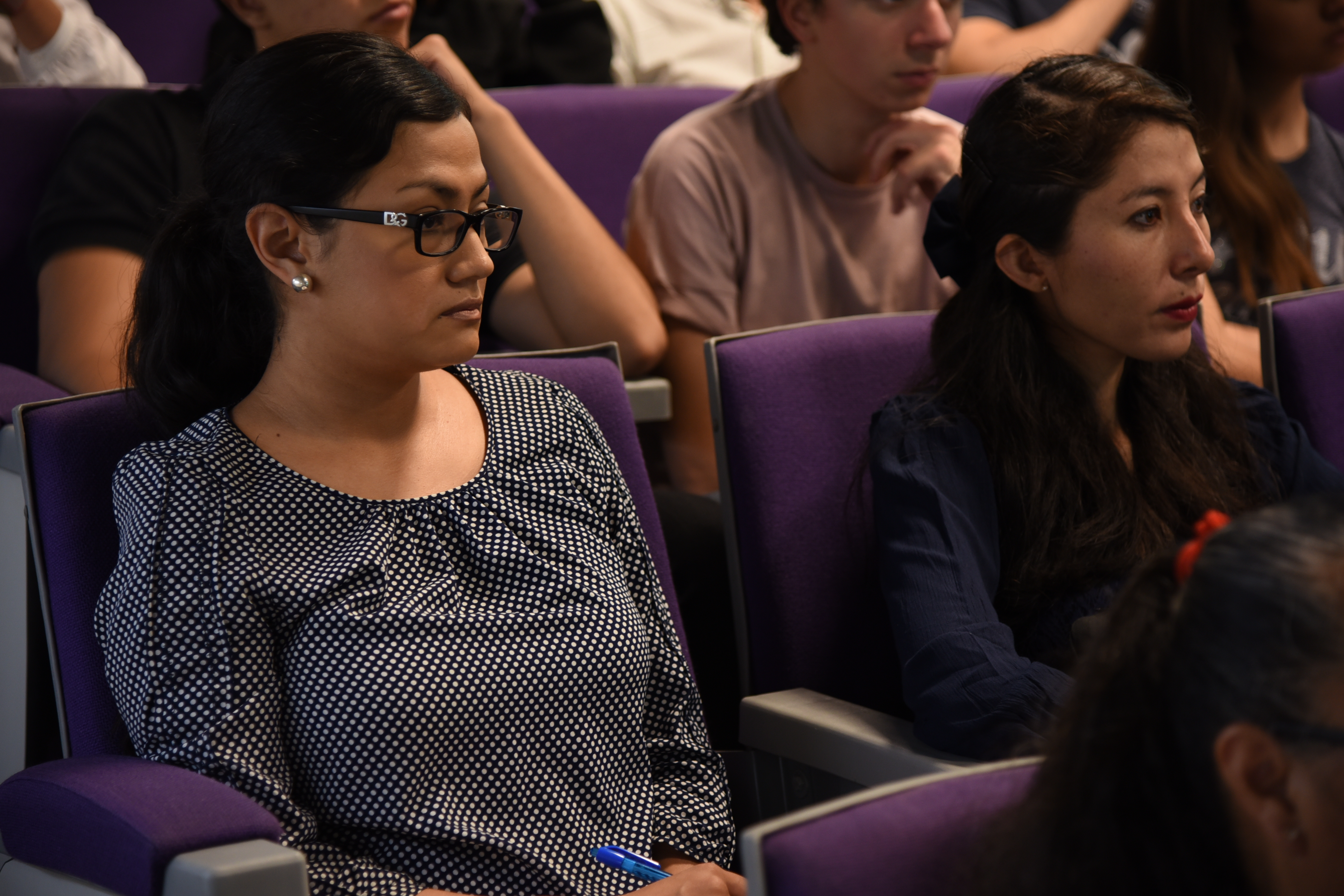 Alumnas asistentes a la conferencia