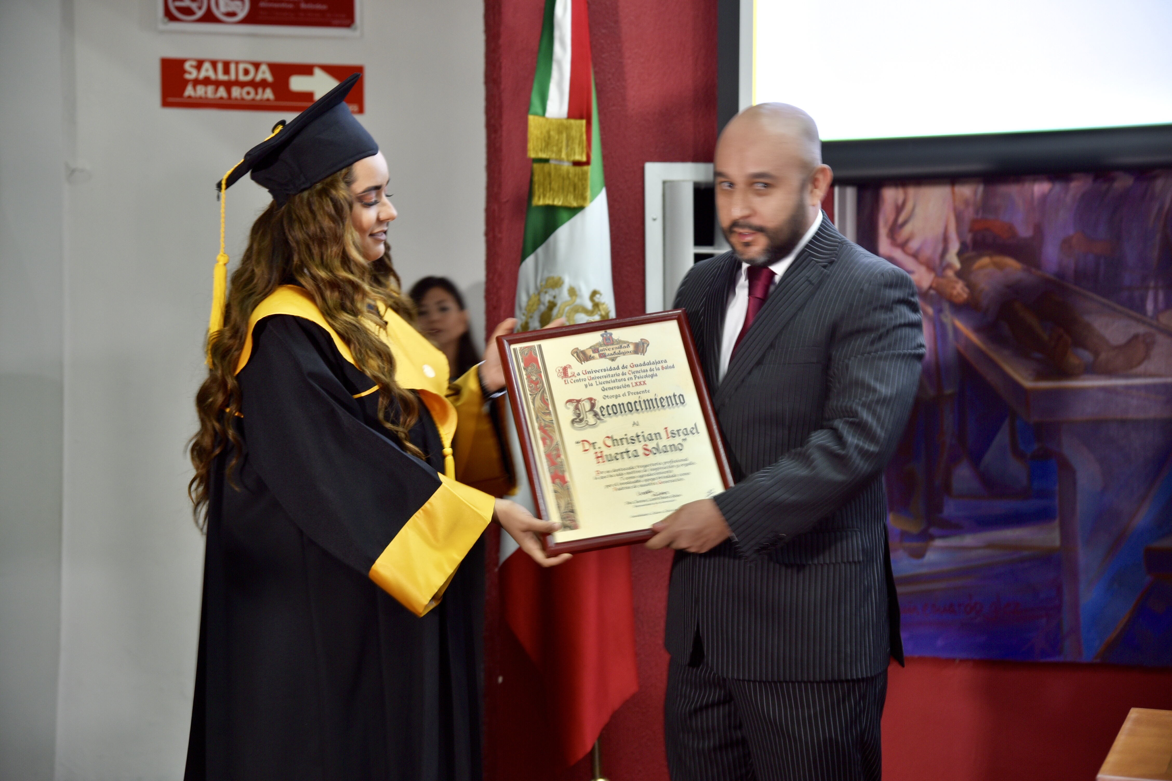 Padrino de Generación recibiendo reconocimiento