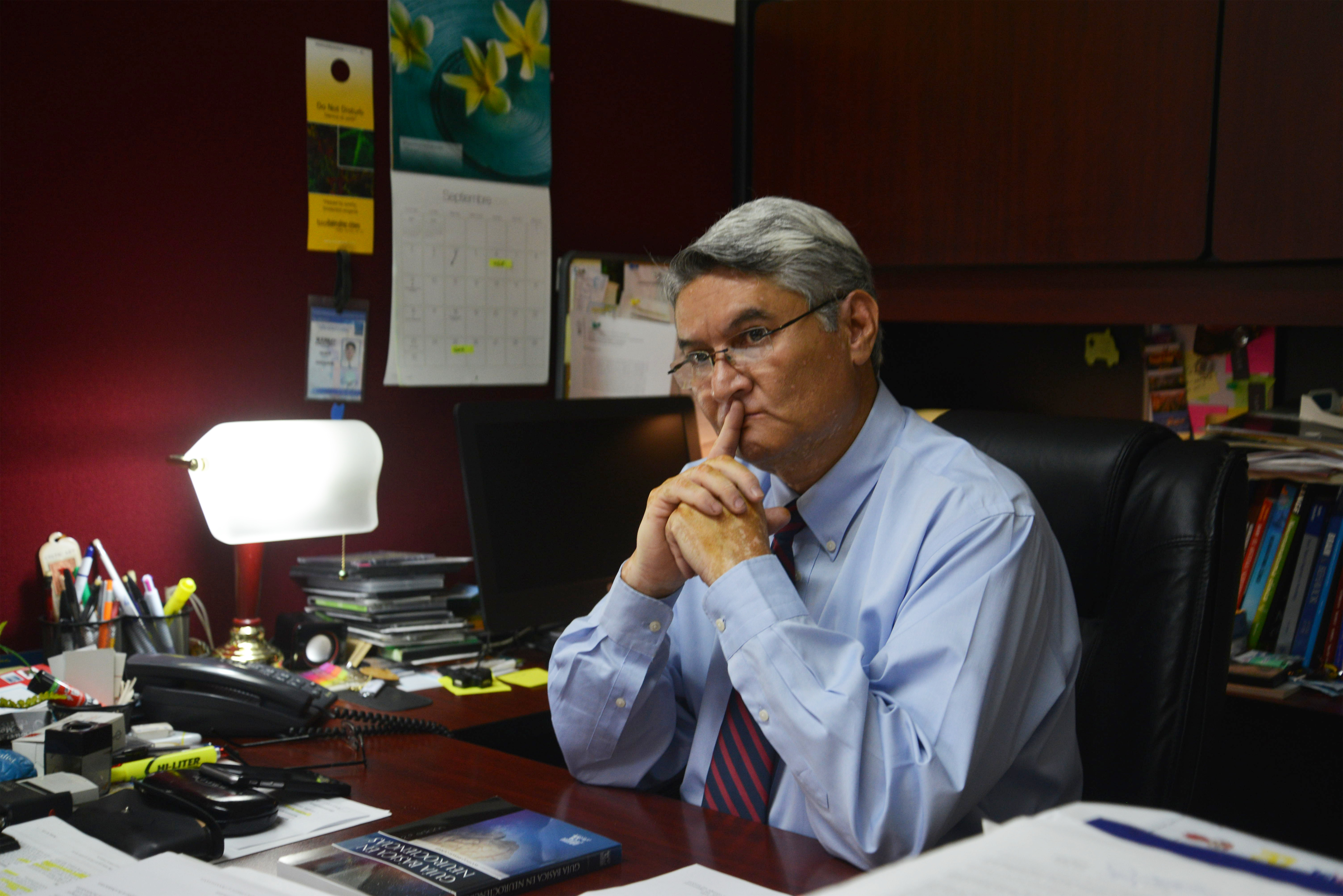 Dr. Rodrigo Ramos reflexiona su respuesta durante la entrevista