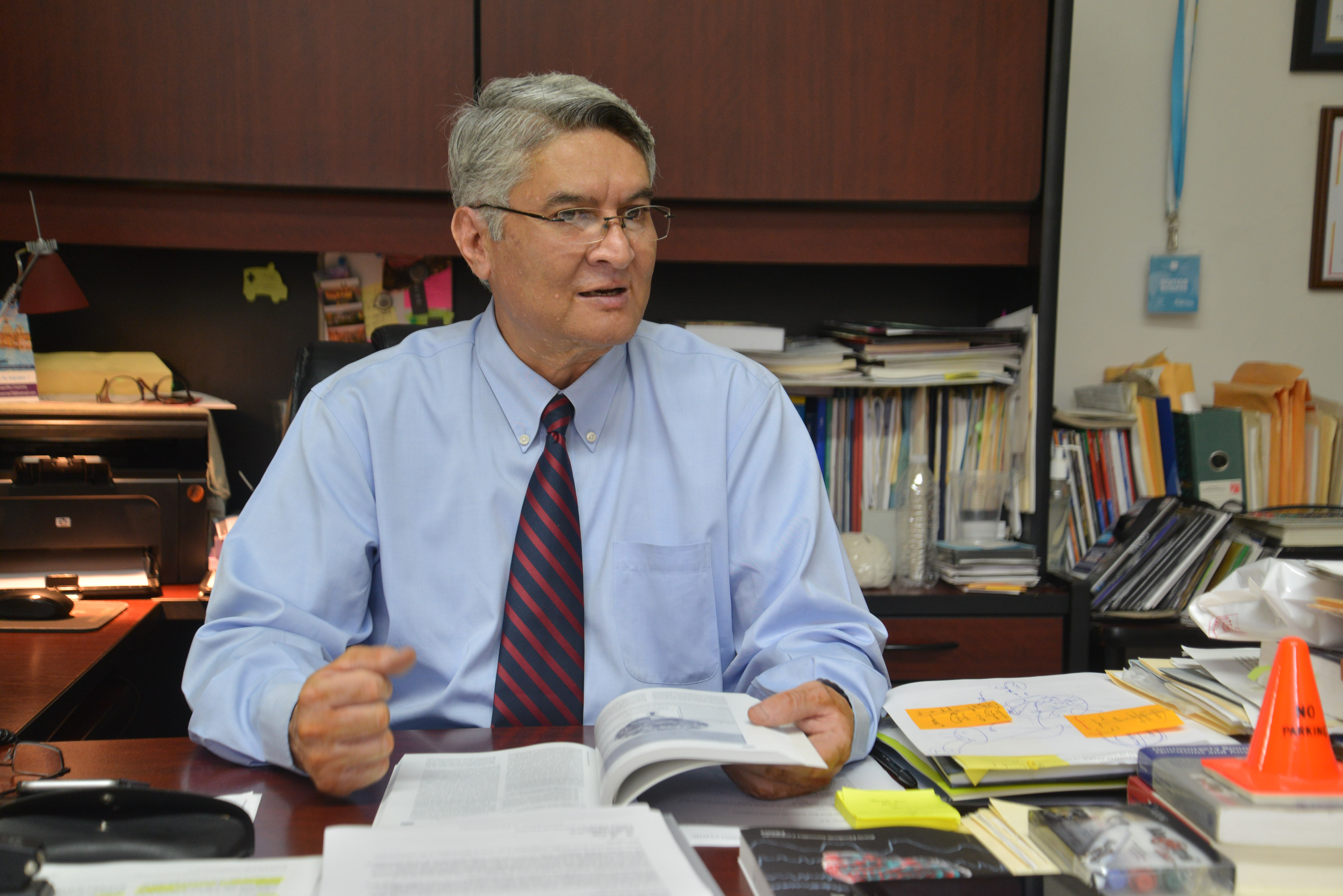 Dr. Rodrigo Ramos habla sobre el libro en entrevista. El ejemplar se muestra abierto y en las manos del médico