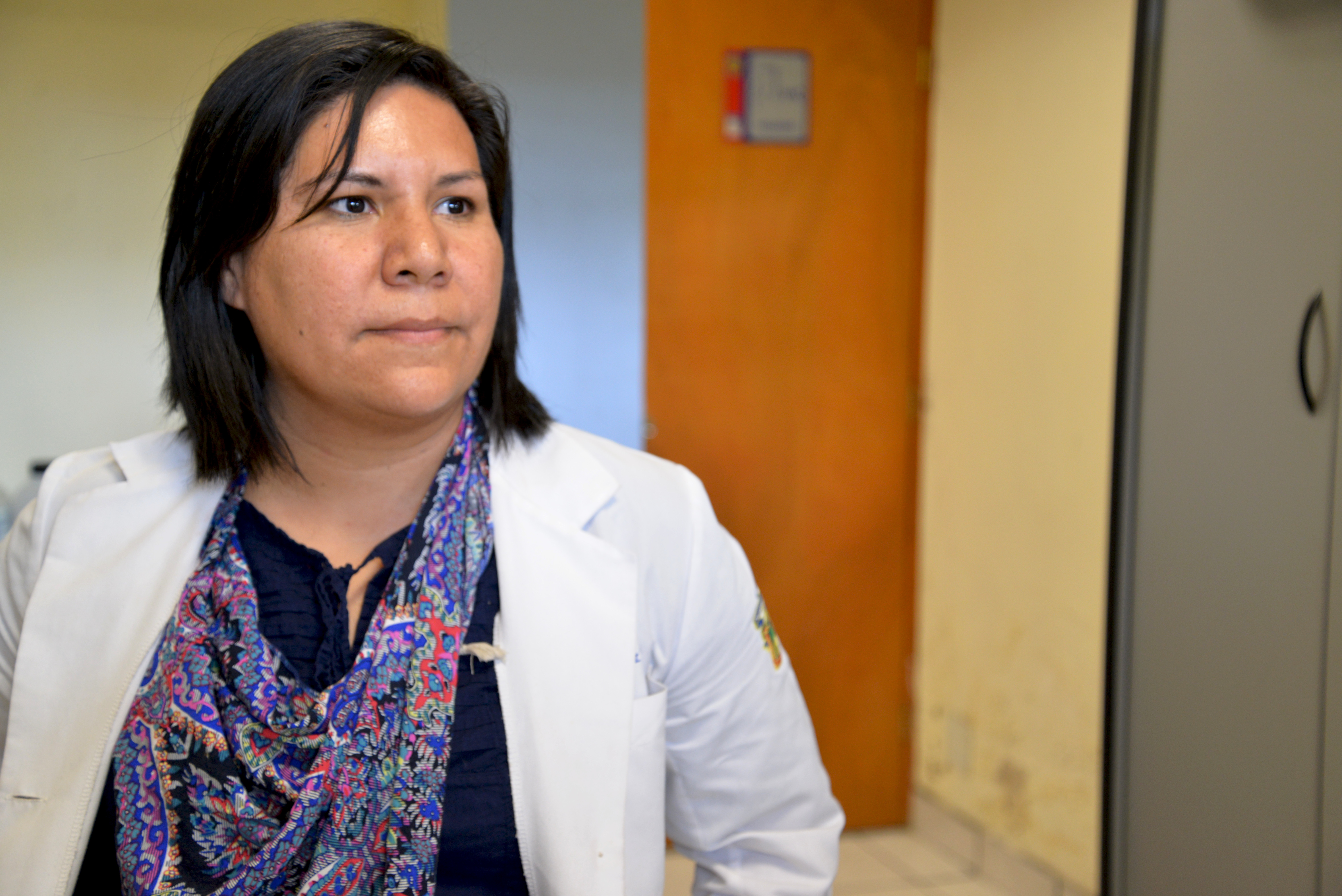 Dra López Verdín en el laboratorio