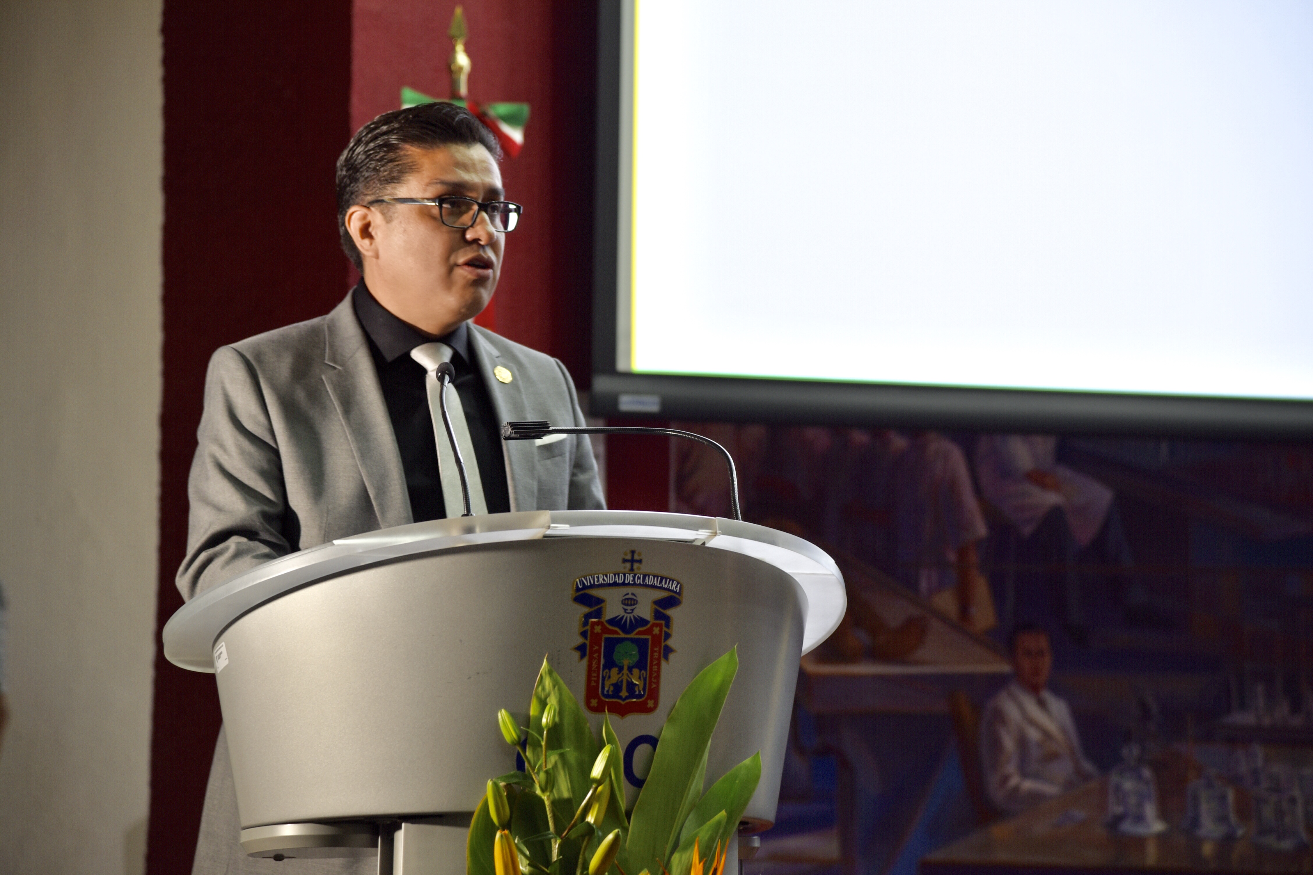 Rector del CUCS ofreciendo mensaje a graduados
