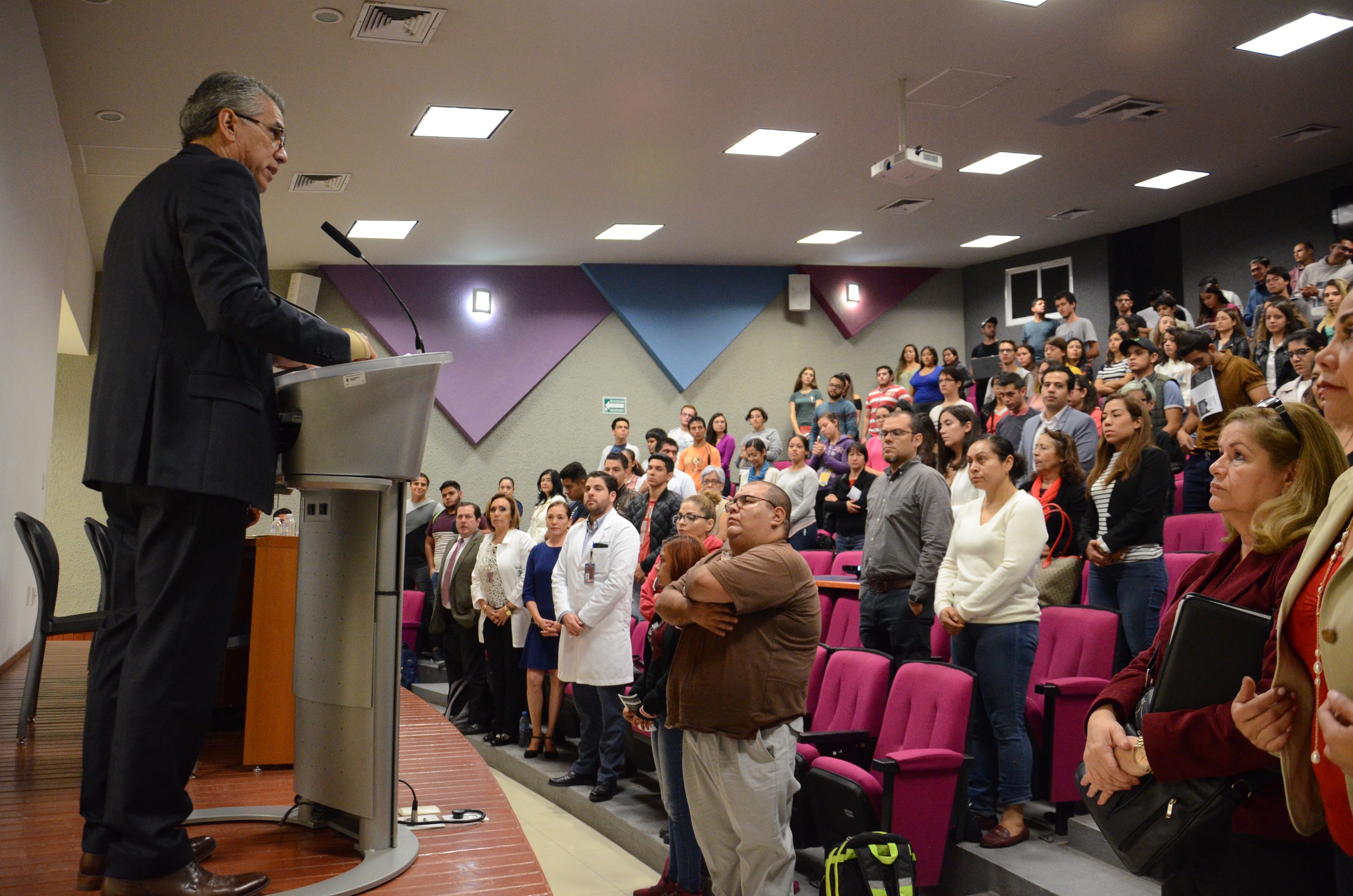 Dr. Benjamín Becerra declarando inaugurado el Simposio