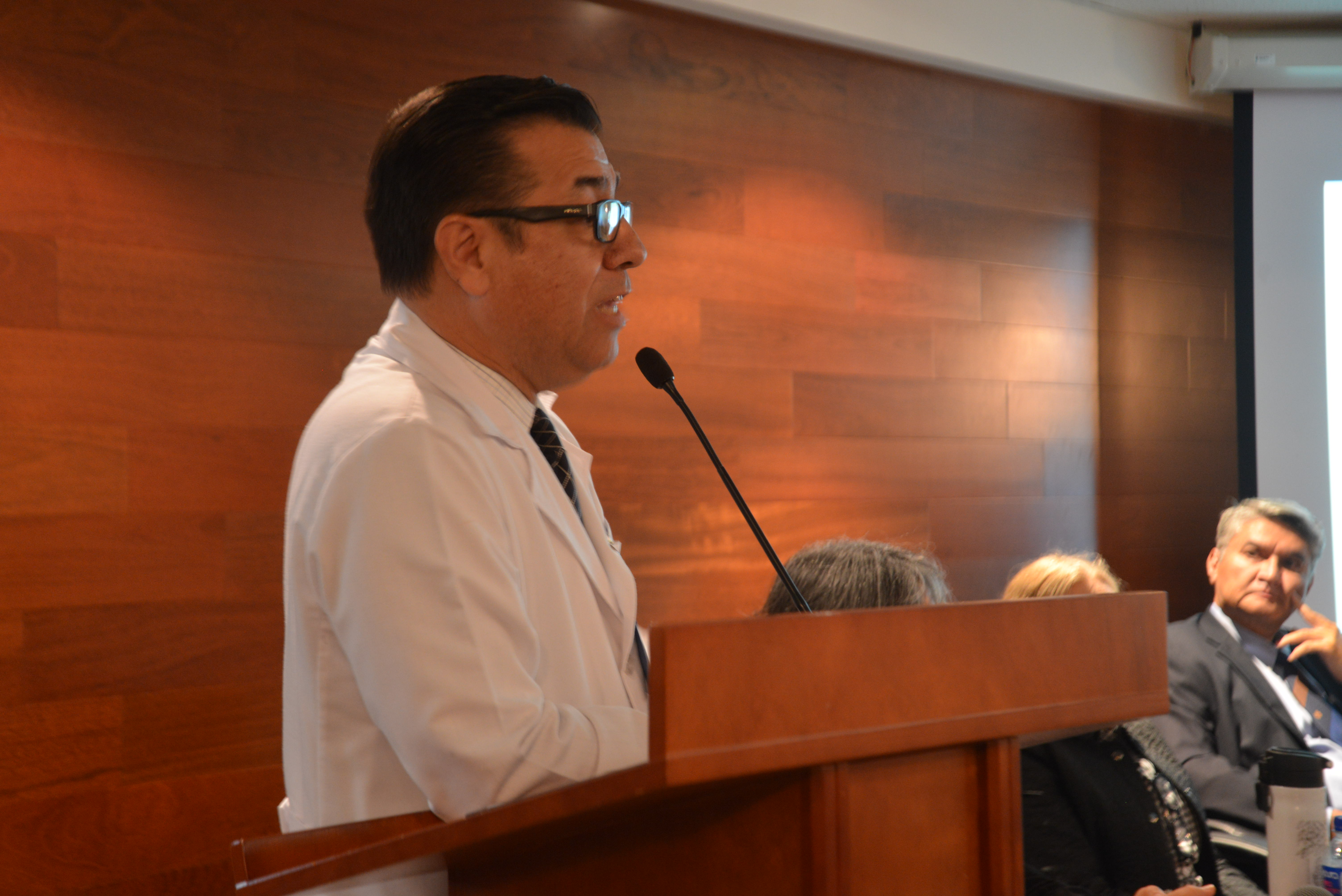 Dr. Enrique Velarde en el podium