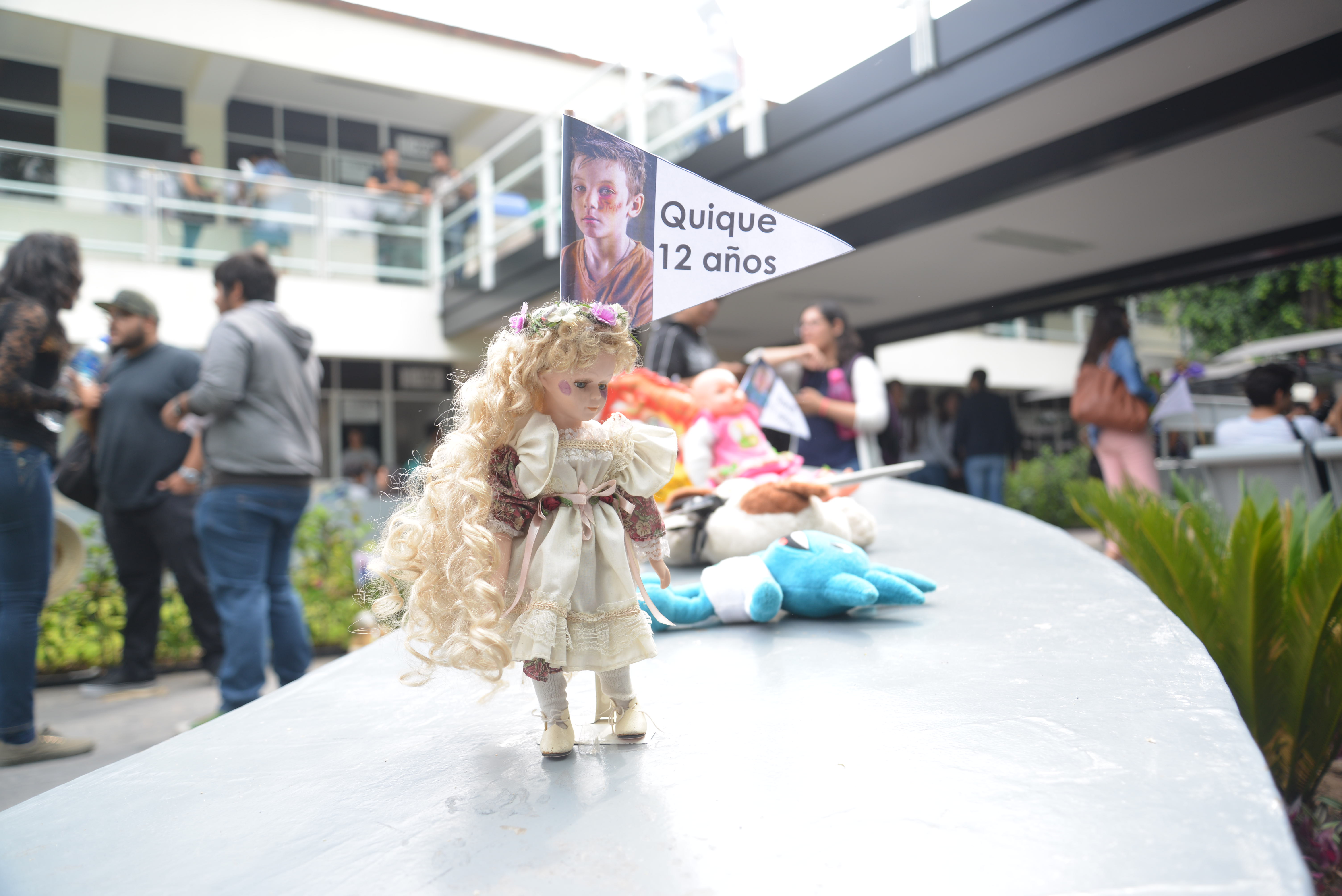 Muñeca con signos de maltrato