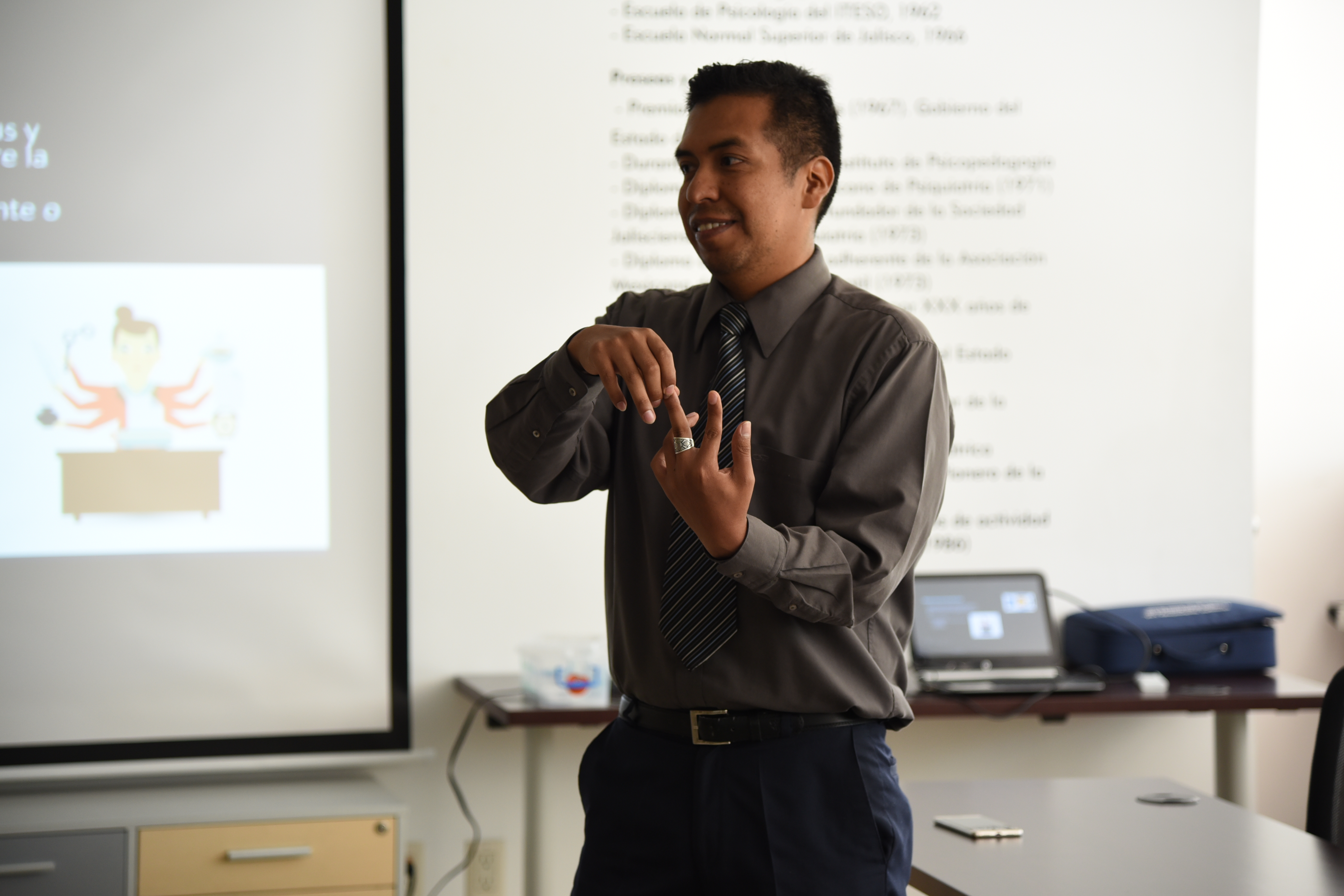 Facilitador del curso taller, explicando una diapositiva