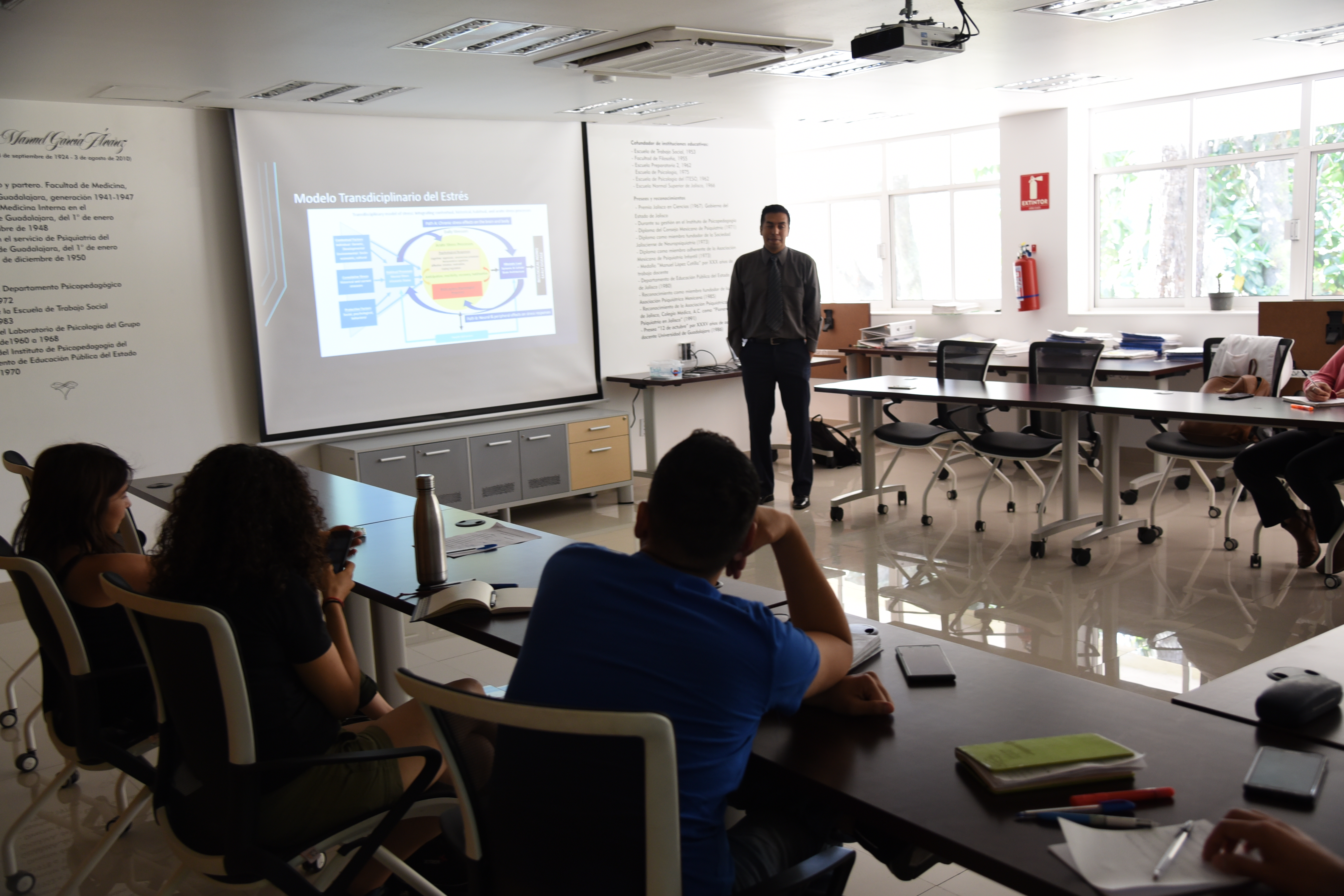 Foto general del grupo tomando el curso. A fondo el facilitador del mismo