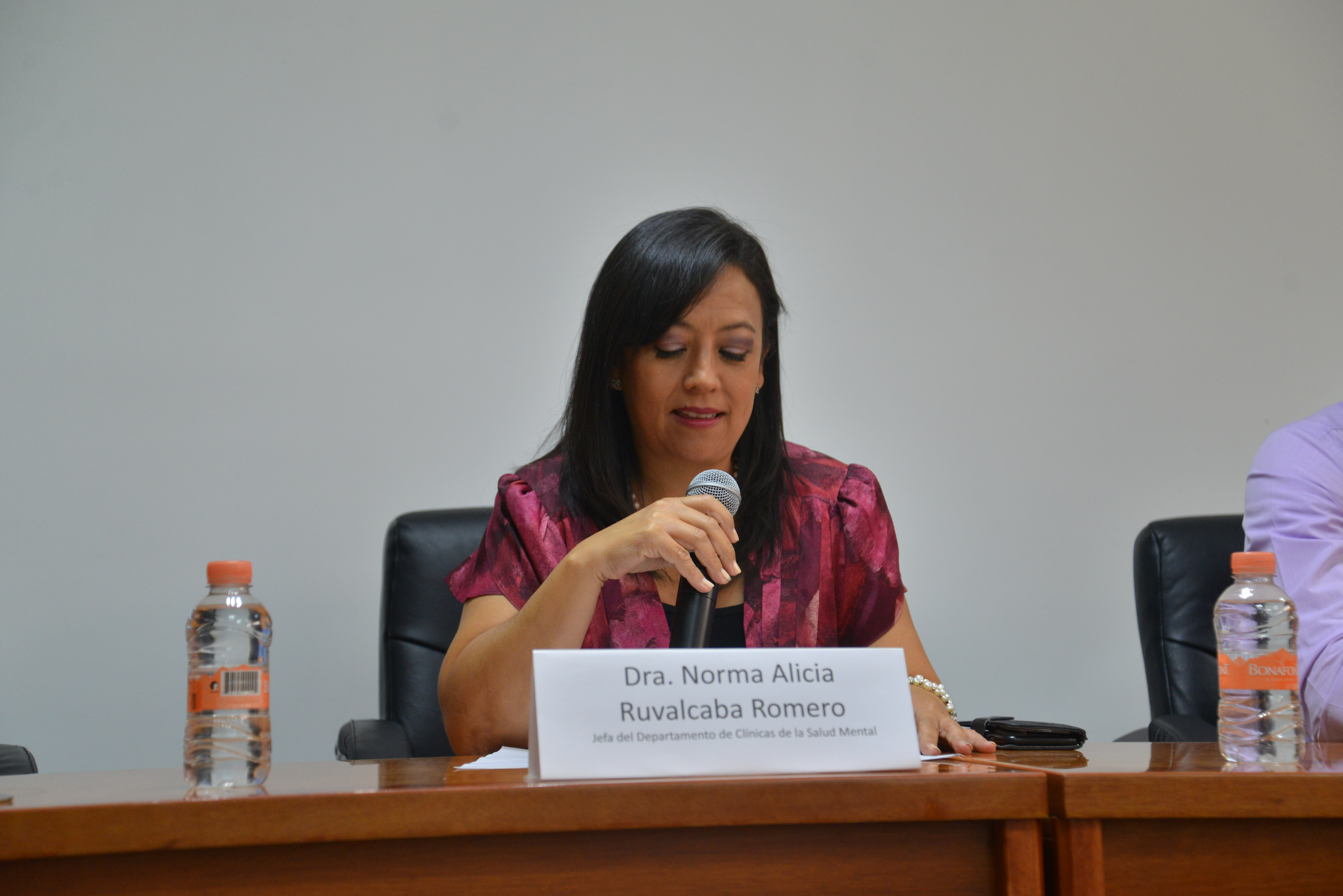 Dra. Norma Alicia Ruvalcaba, dando discurso en acto inaugural