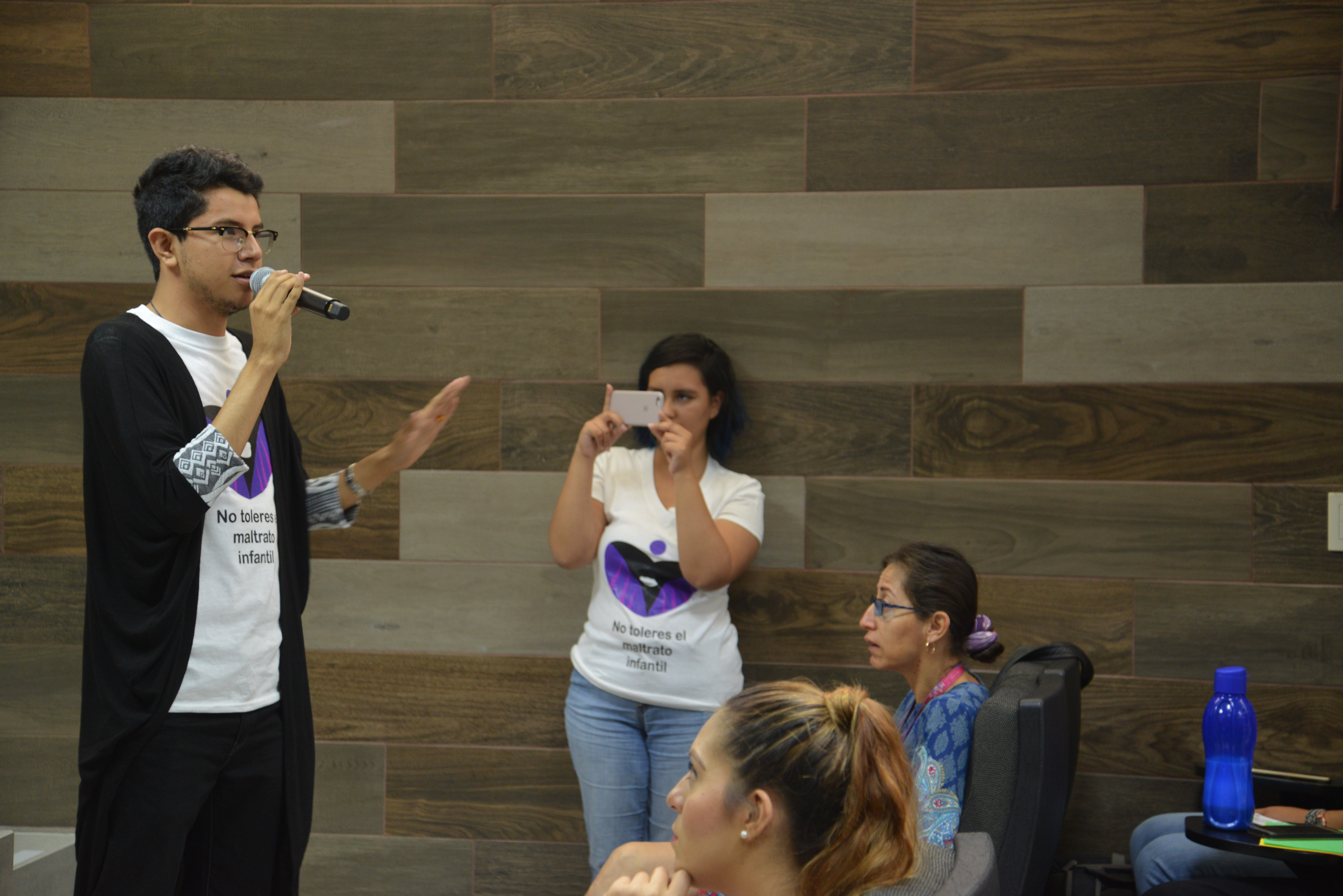 Alumno Eduardo del Ángel Mora, dando discurso en acto inaugural