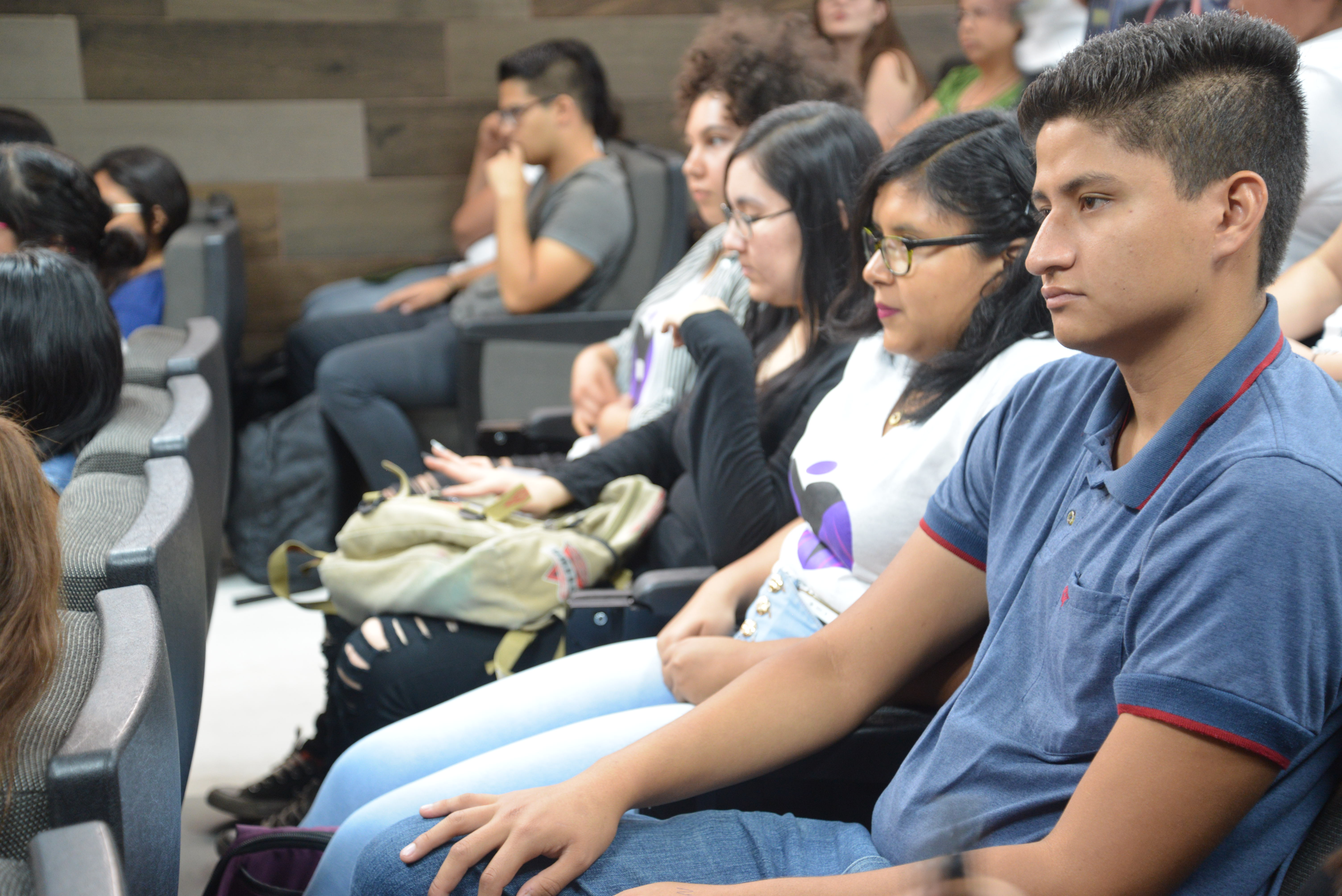 Alumnos asistentes atentos a los discursos