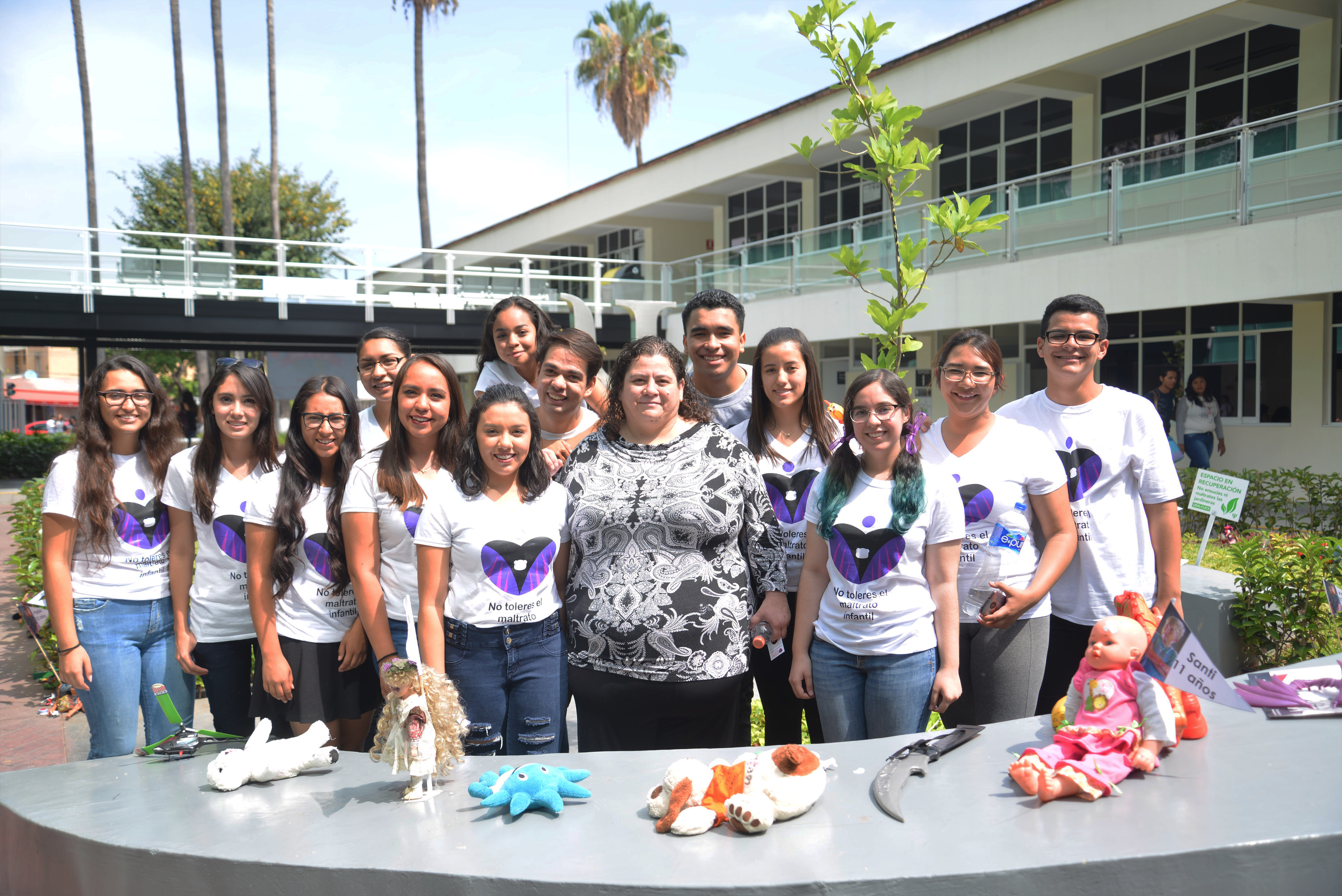 Alumnos y Mtra. Paty Mtz. en foto grupal