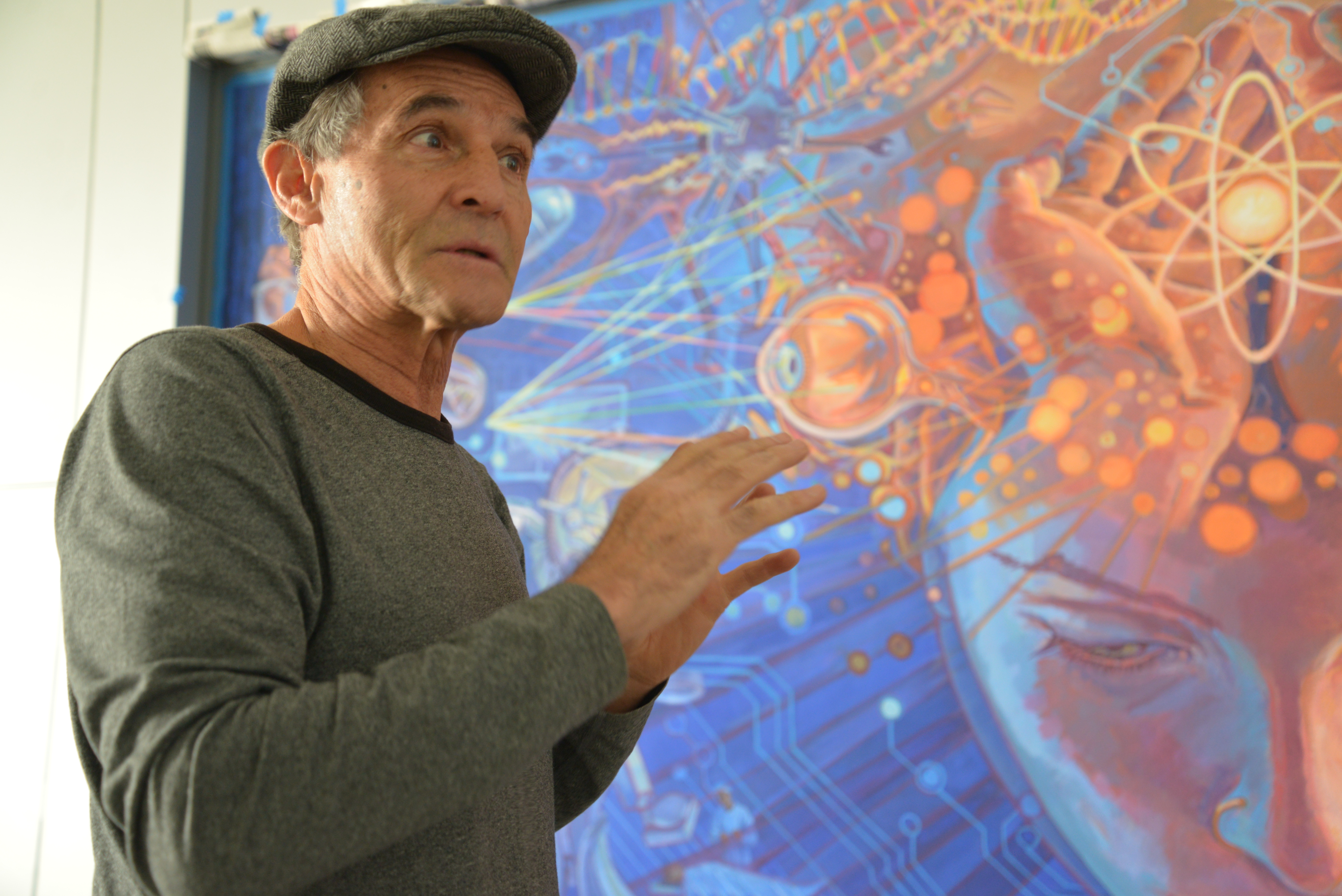 Jorge Monrroy en entrevista hablando sobre su mural