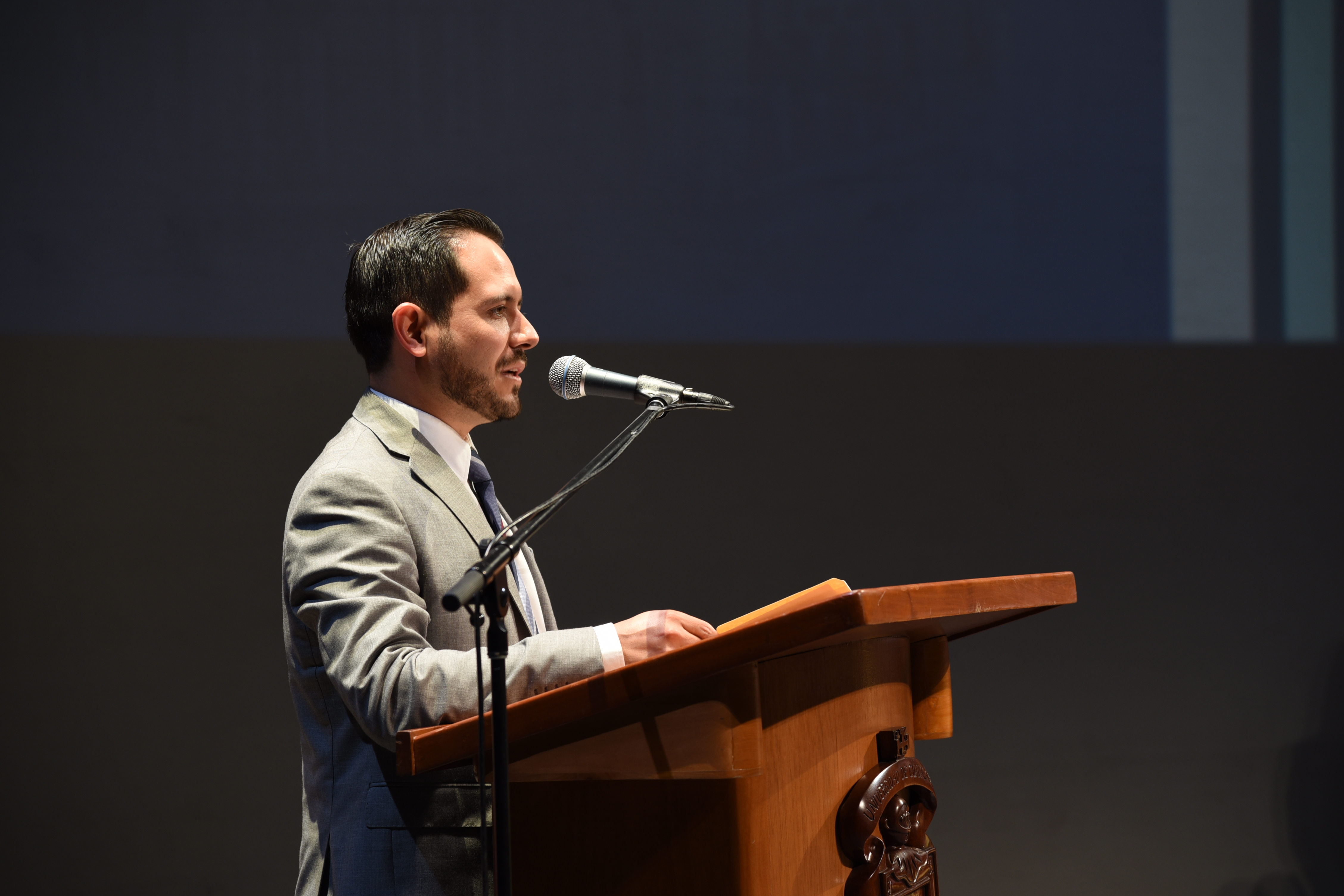 Coordinador de Medicina ofreciendo discurso en el pódium