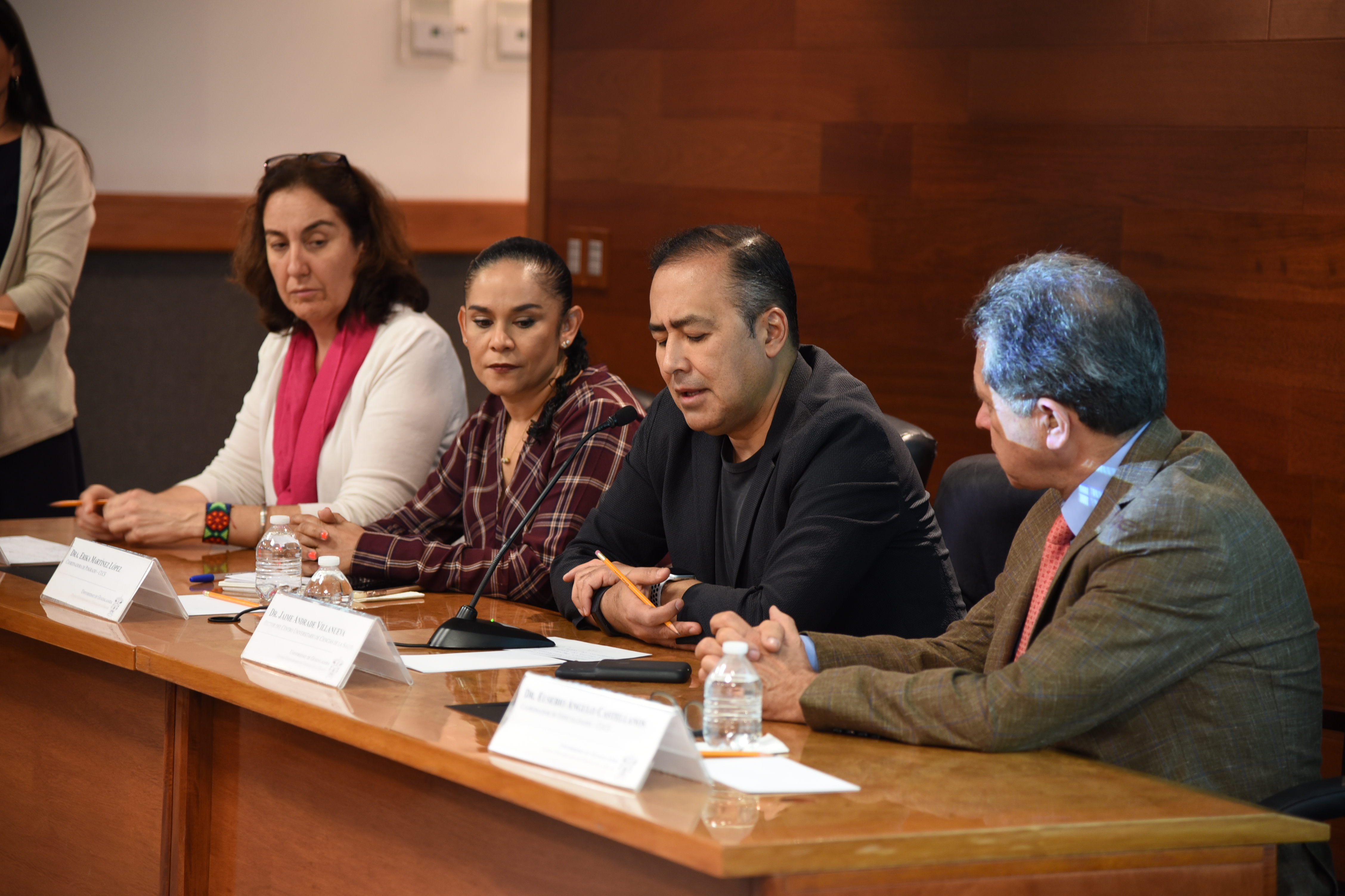 Rector del CUCS haciendo uso de la voz desde la mesa del presídium ángulo izquierdo