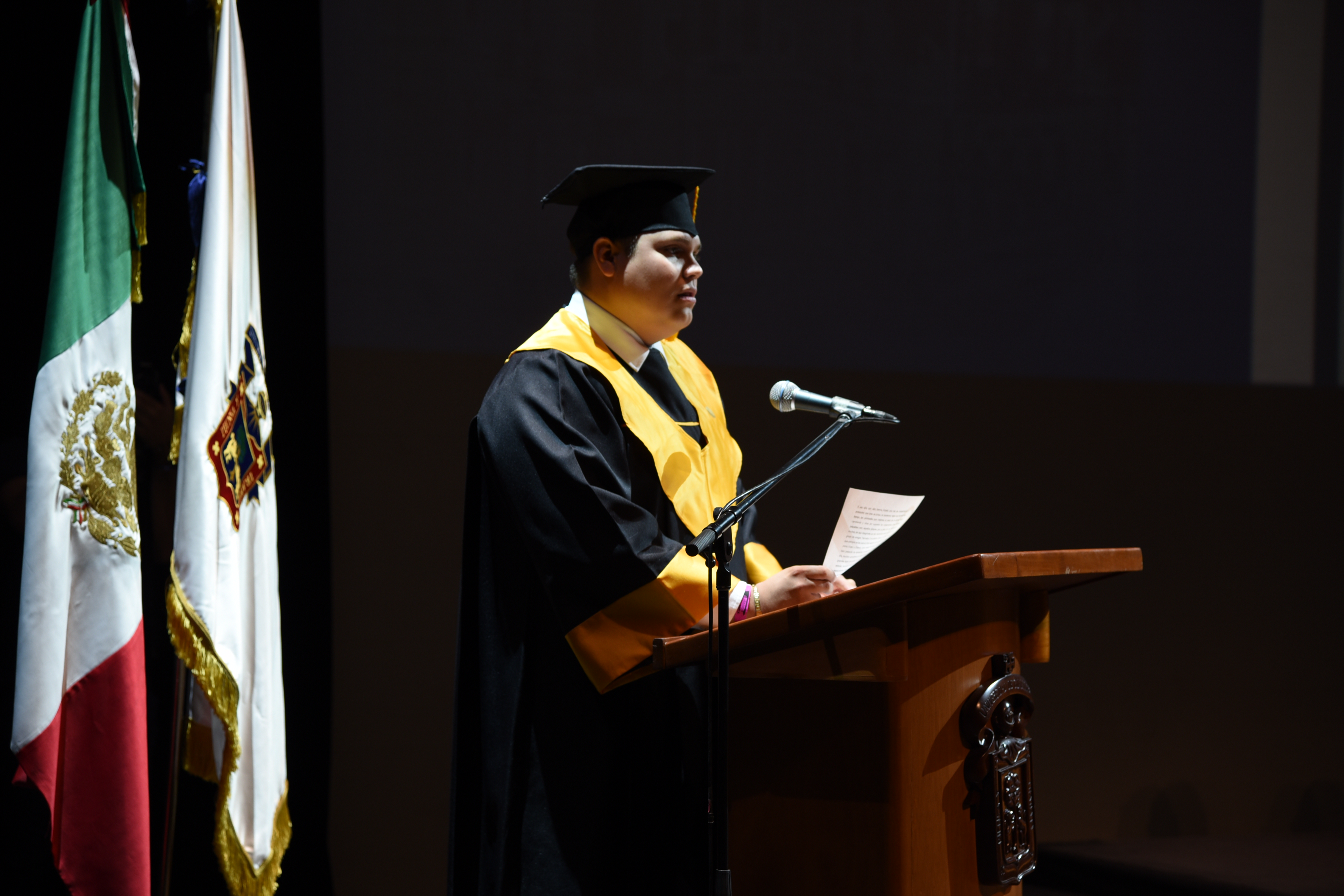 Representante de generación ofreciendo mensaje en el pódium