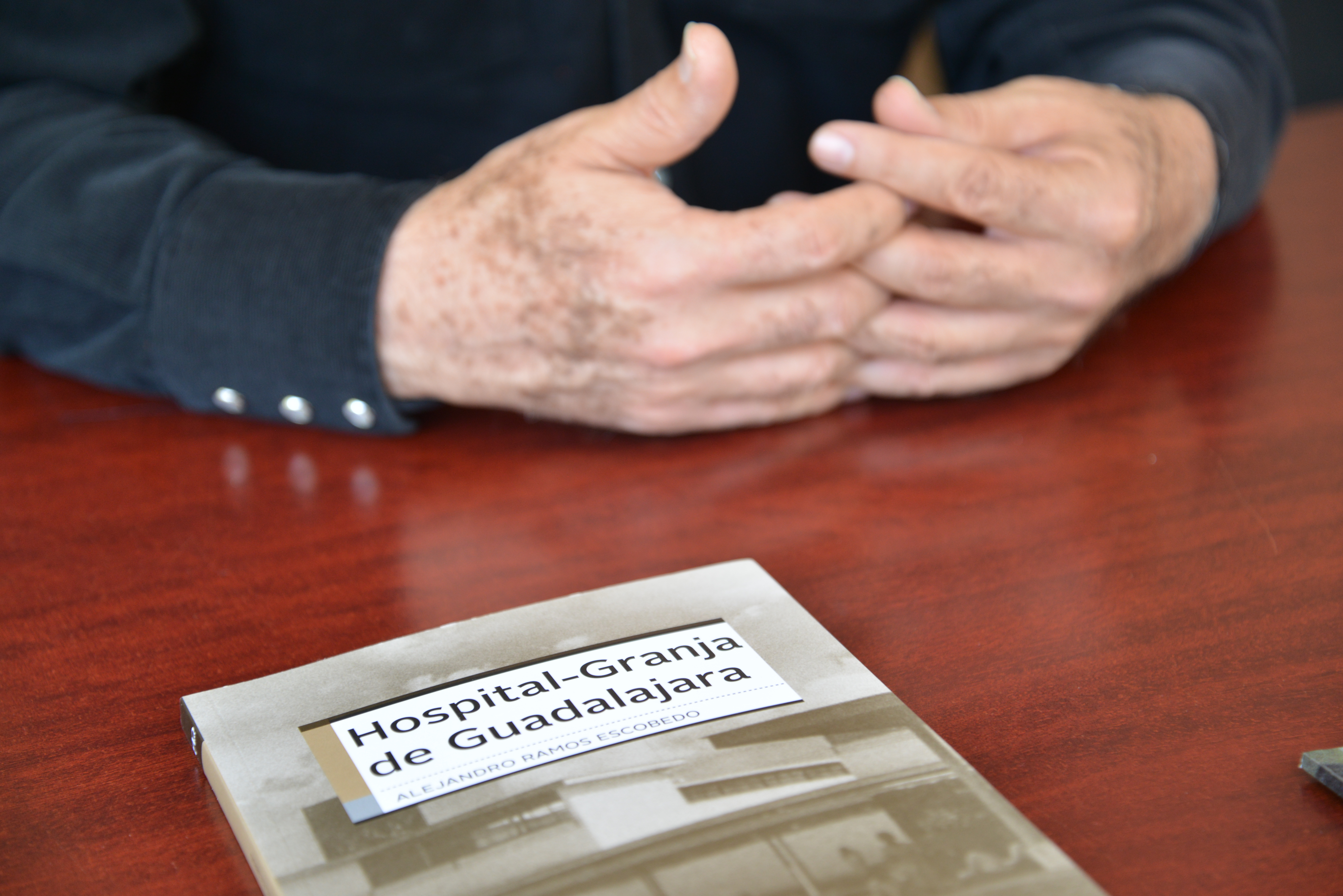 El libro Hospital Granja de Guadalajara y las manos entrelazadas del Dr. Alejandro Ramos
