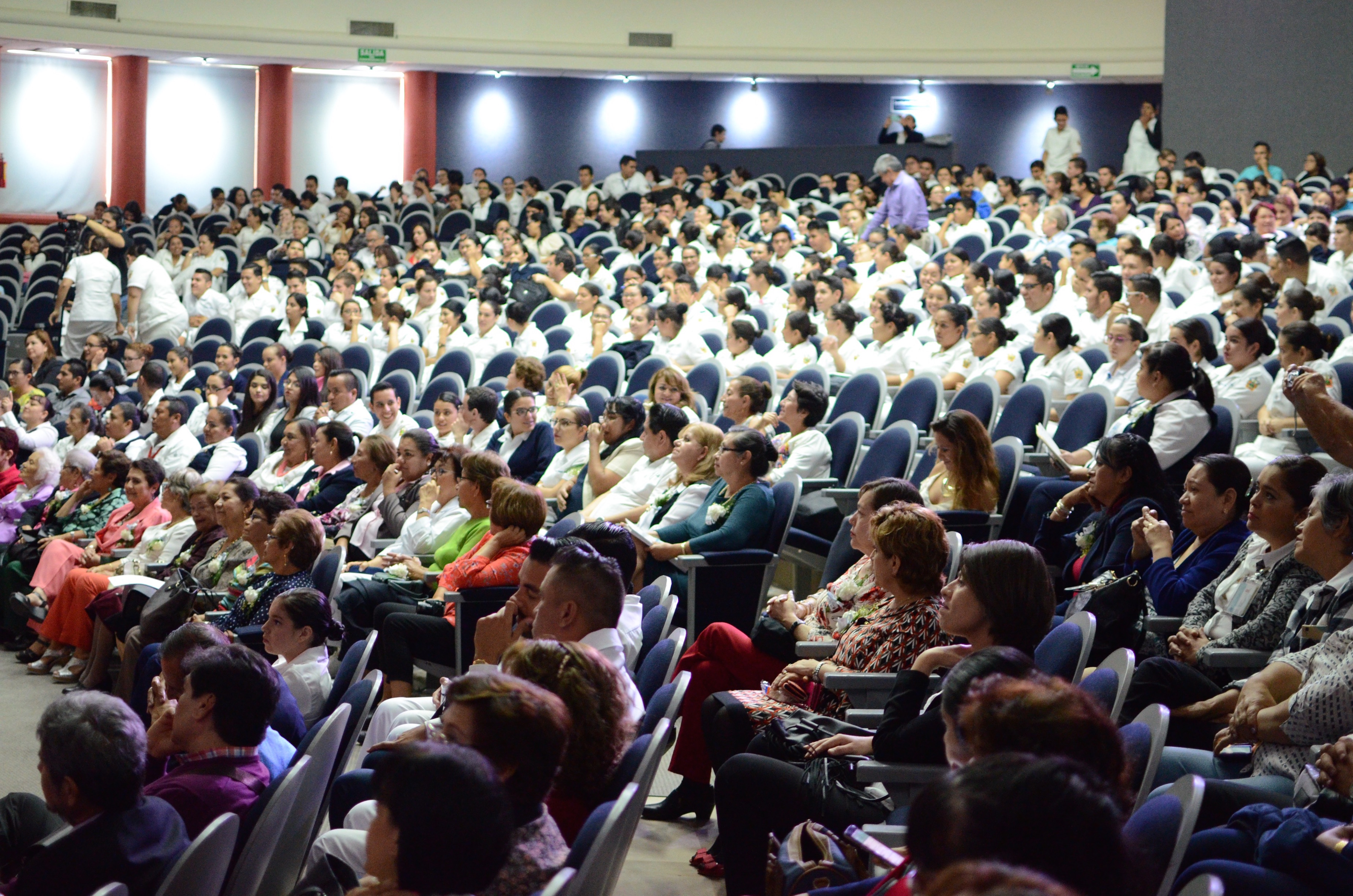Vista panorámica del auditorio Roberto Mendiola Orta totalmente lleno