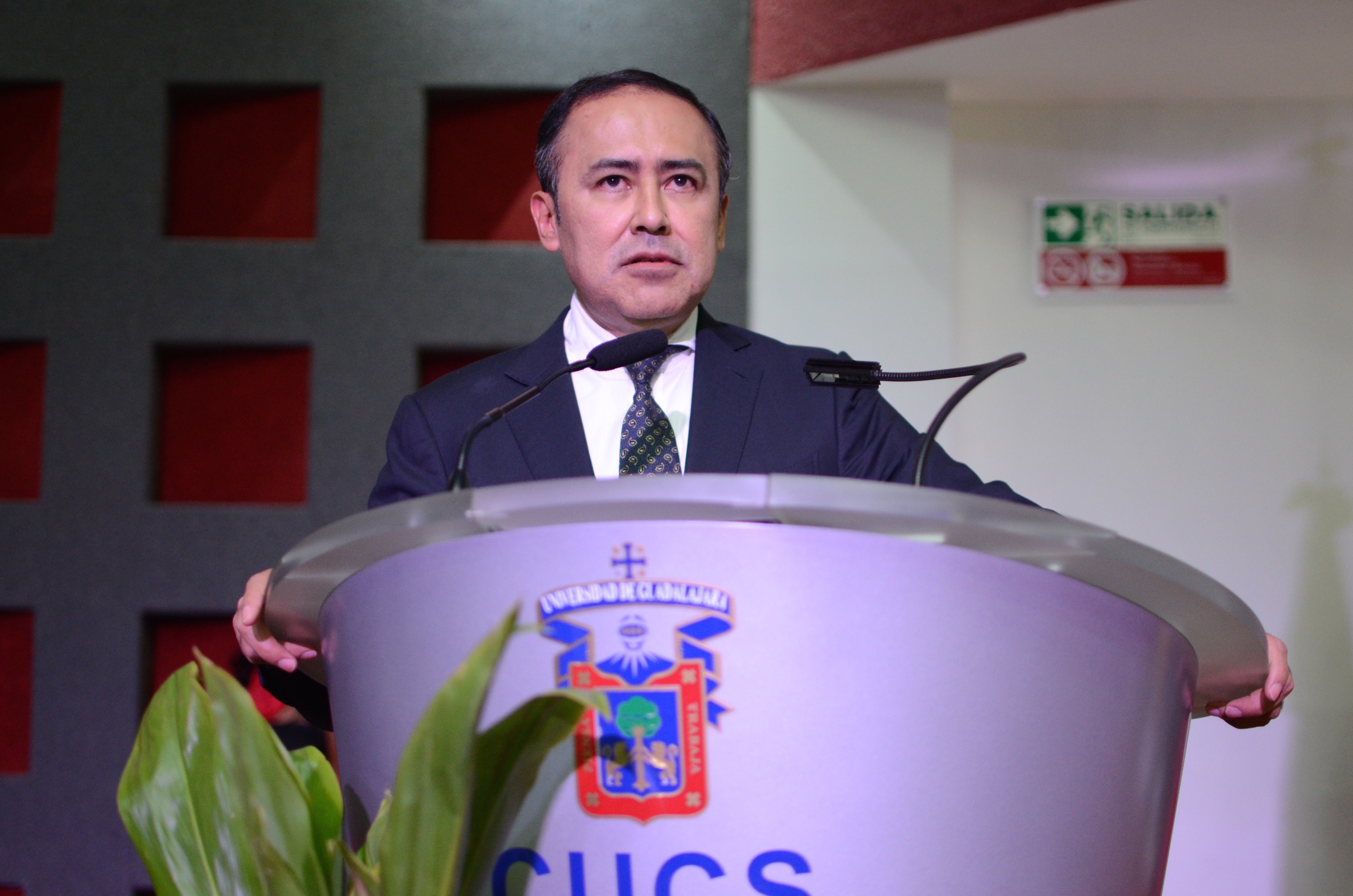 Dr. Jaime Andrade Villanueva ofreciendo su discurso