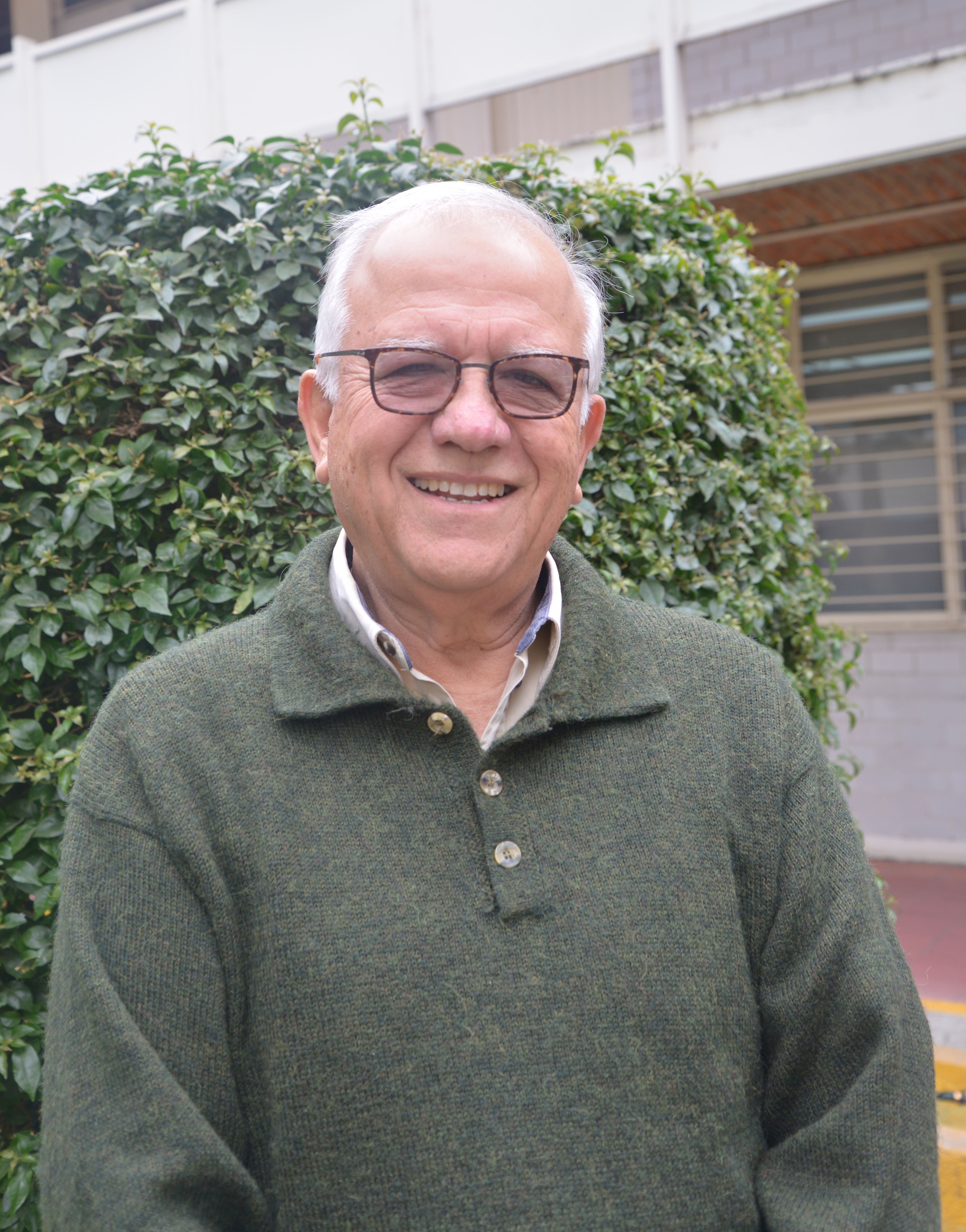 Dr. Felipe de J. Lozano Kasten en el exterior de su laboratorio