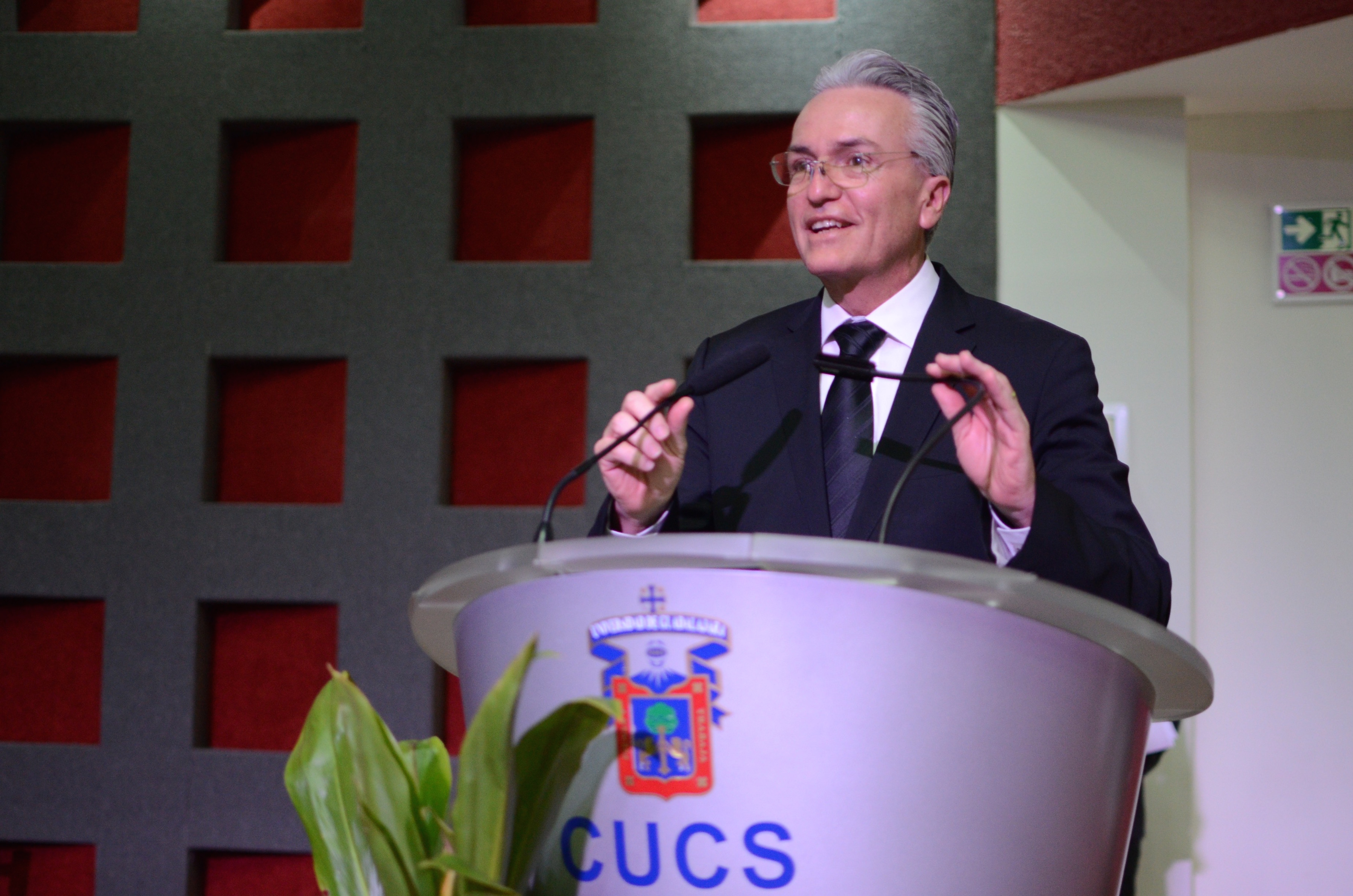 Dr. Alfonso Petersen Farah ofreciendo su discurso