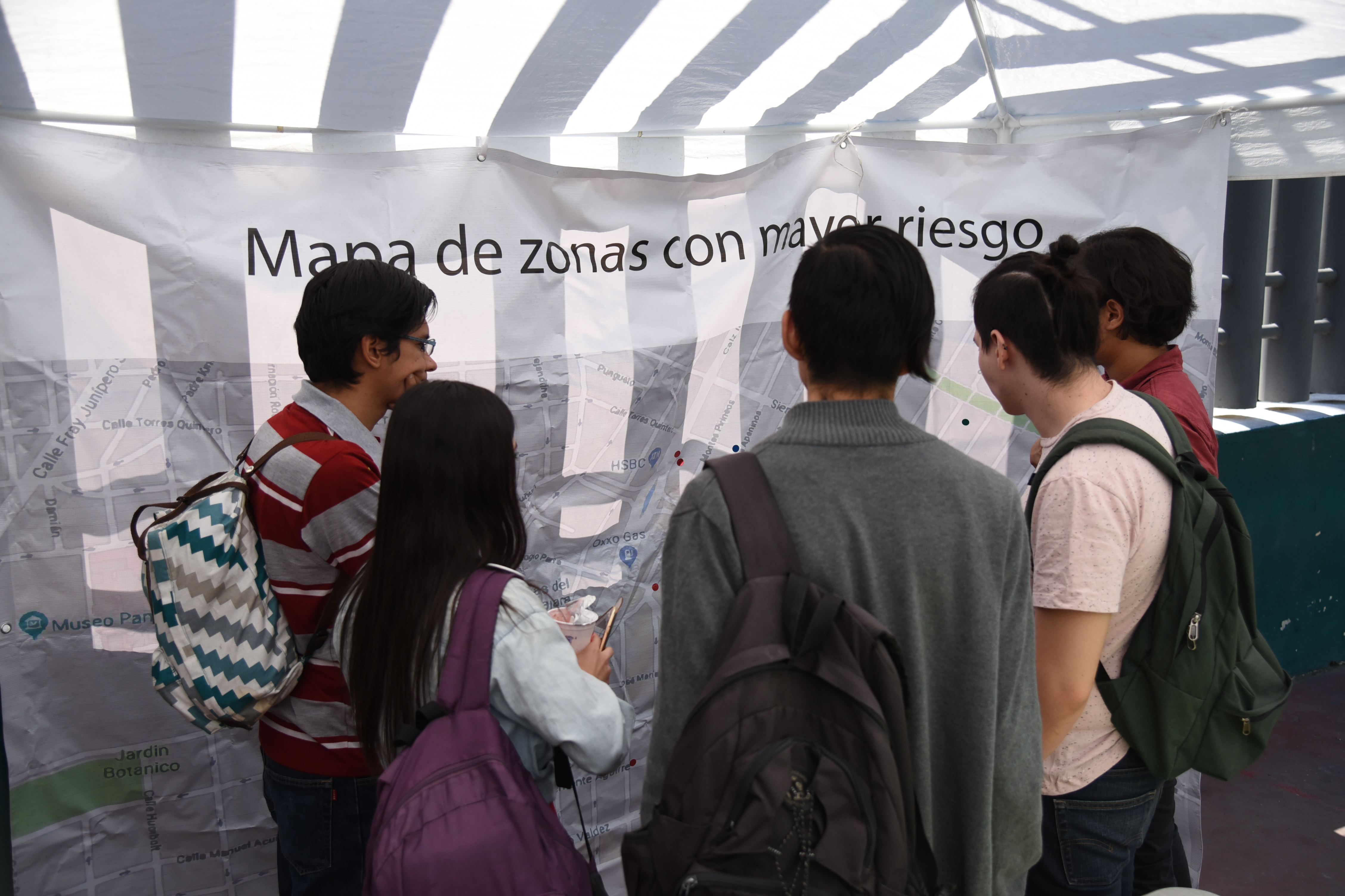 Alumnos recorriendo los stands