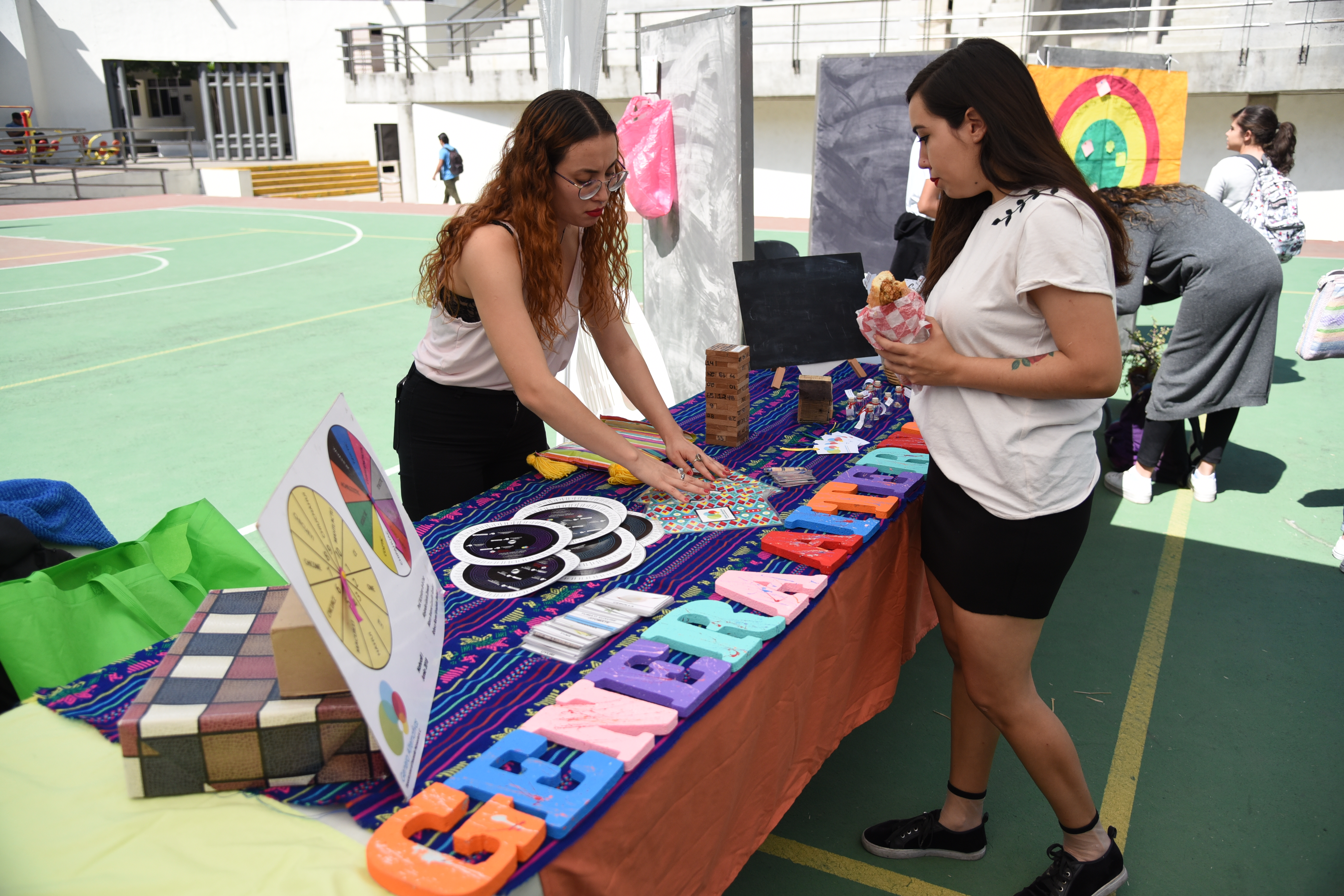 Alumna visitando un stand 